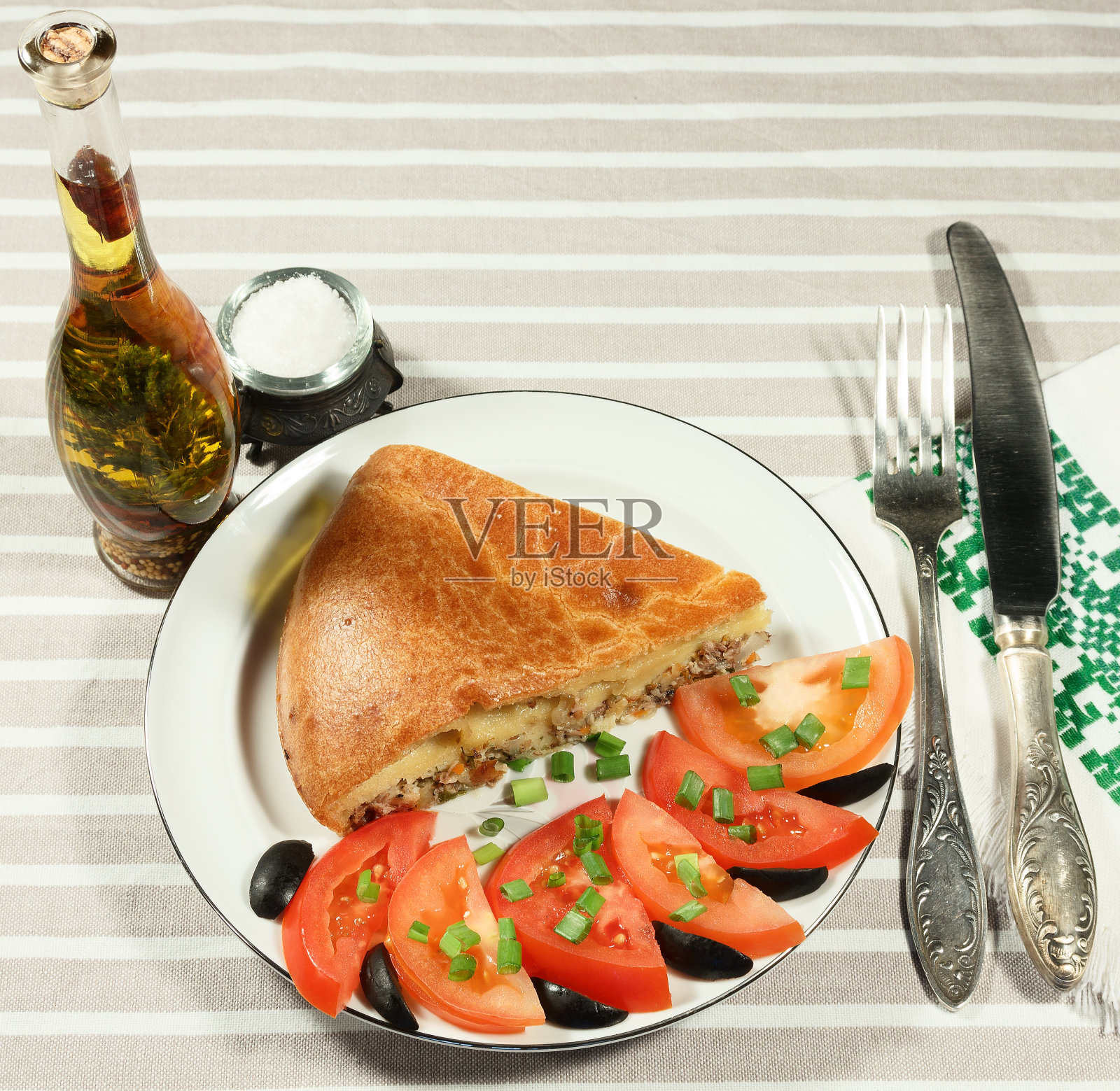 一份鱼派放在白色盘子里。照片摄影图片