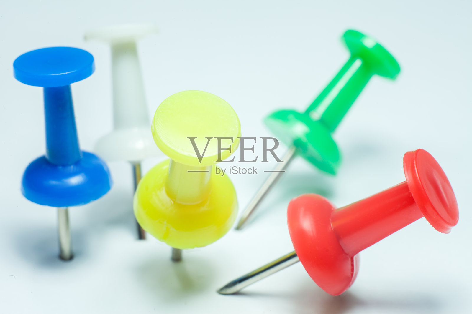 彩色图钉照片摄影图片