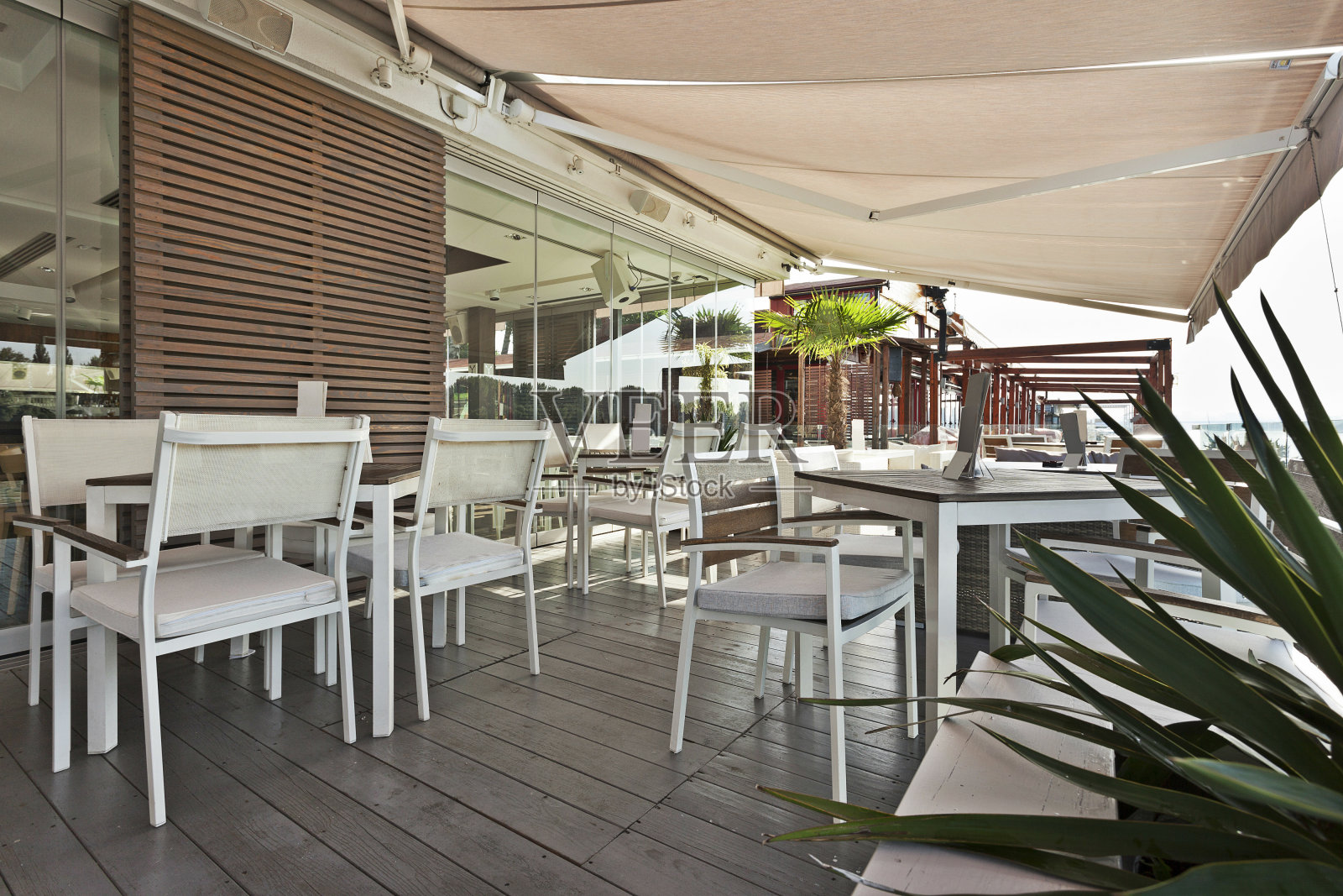 现代河畔咖啡馆露台照片摄影图片