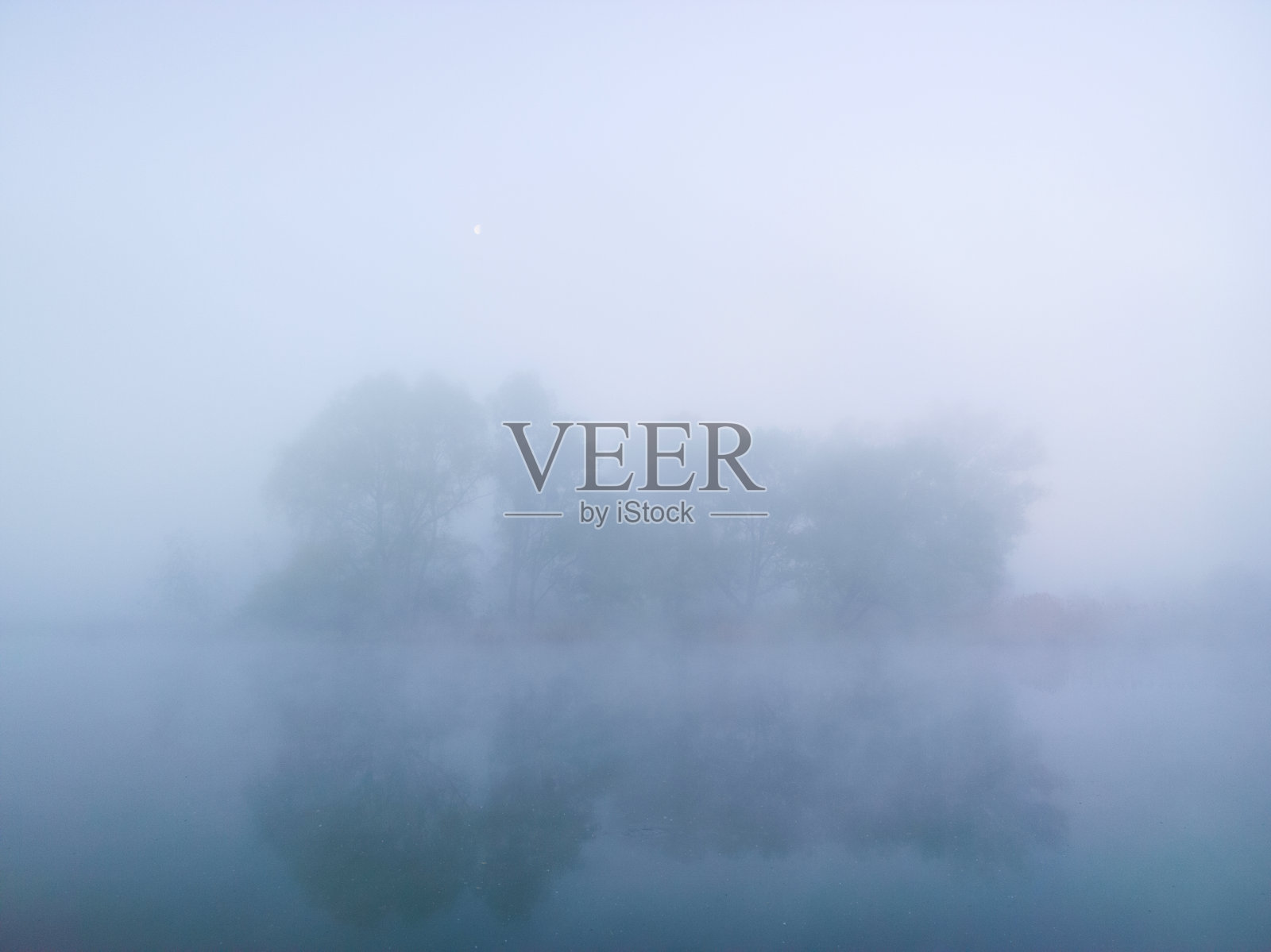 河上有雾。照片摄影图片