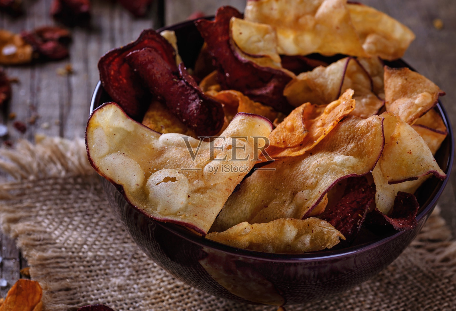 健康的蔬菜片放在碗里照片摄影图片