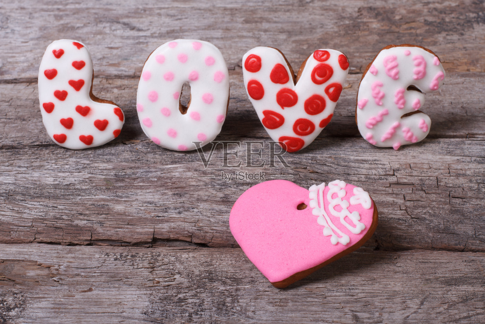 桌上还有爱和心的饼干。照片摄影图片