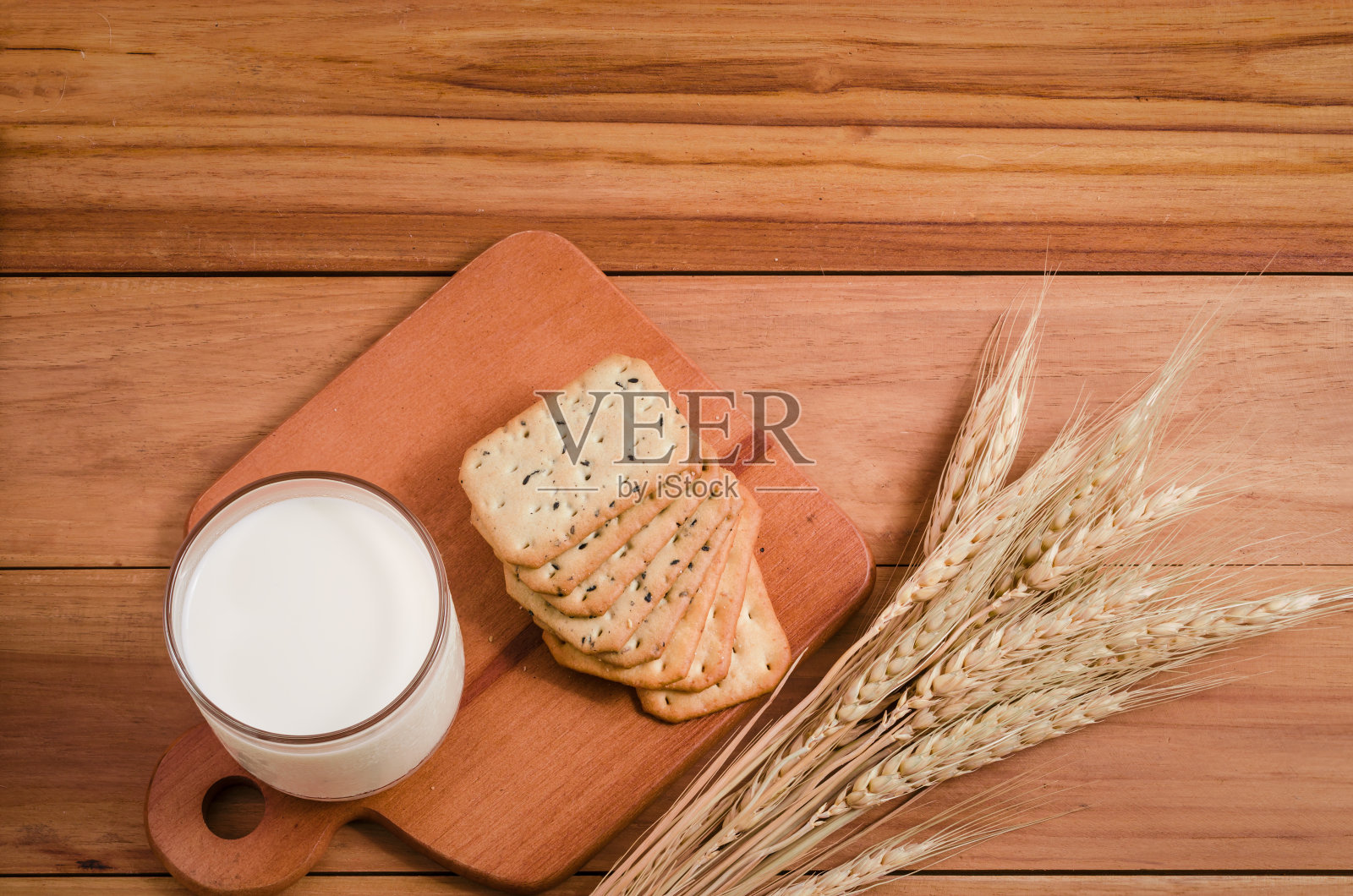 牛奶和饼干照片摄影图片