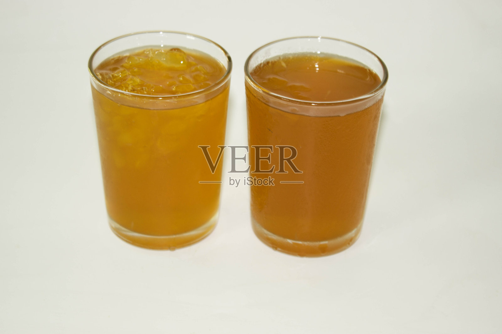 白色背景的茶。照片摄影图片