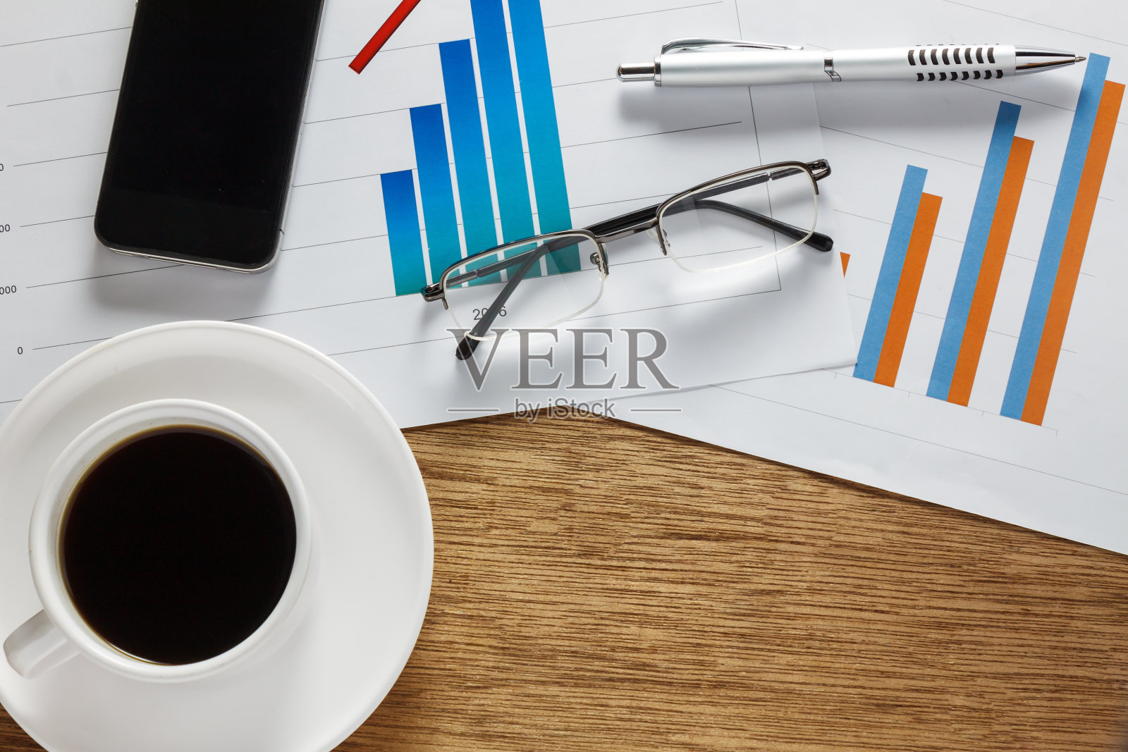 手机，眼镜，笔，咖啡。照片摄影图片