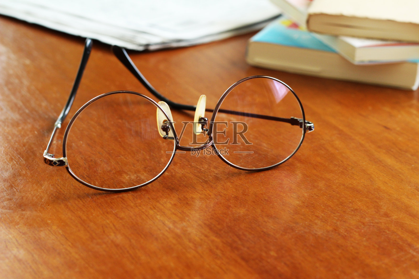 眼镜、书和报纸照片摄影图片