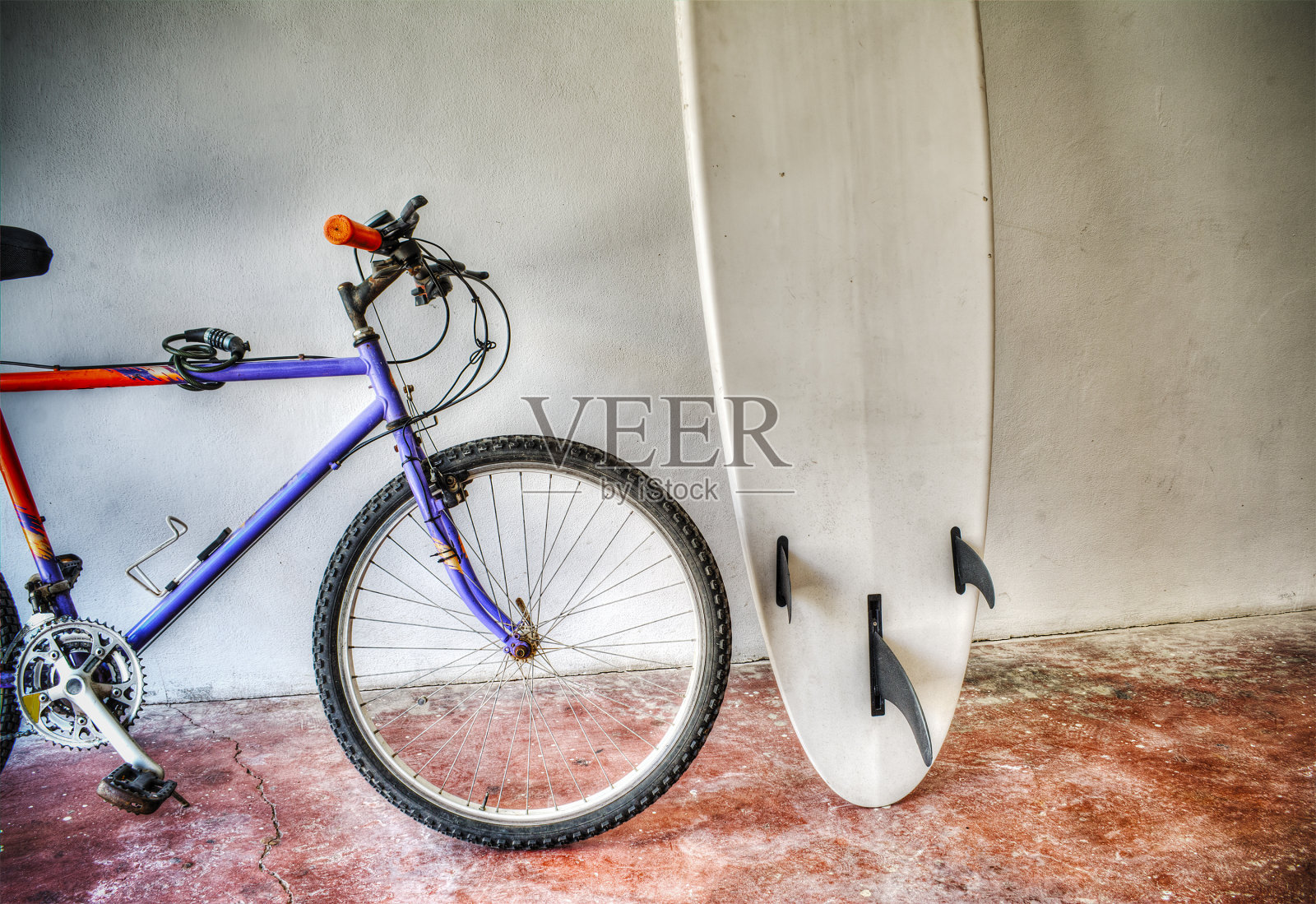 山地自行车和冲浪板在HDR照片摄影图片