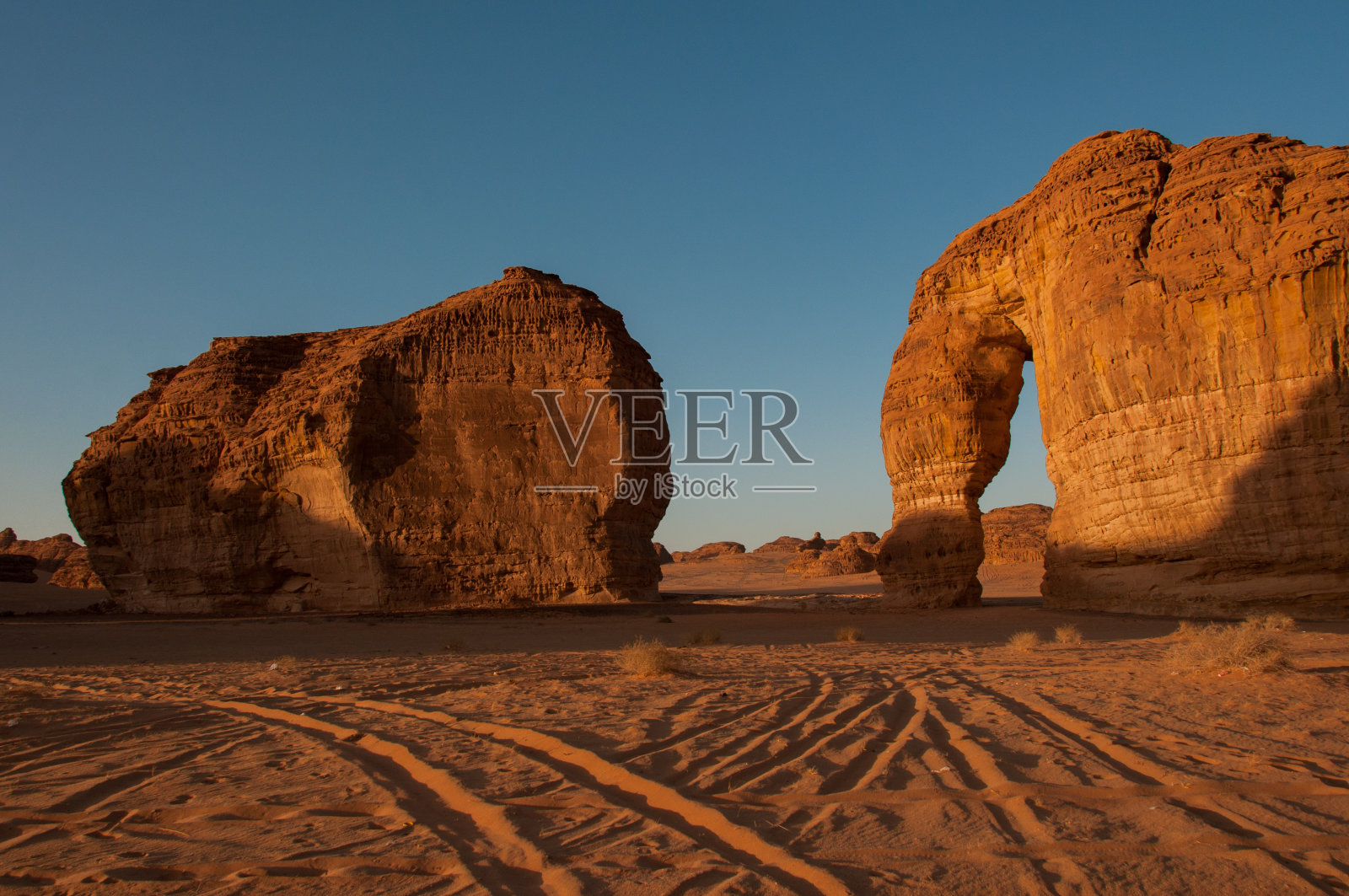 沙特阿拉伯沙漠中的象形岩层照片摄影图片
