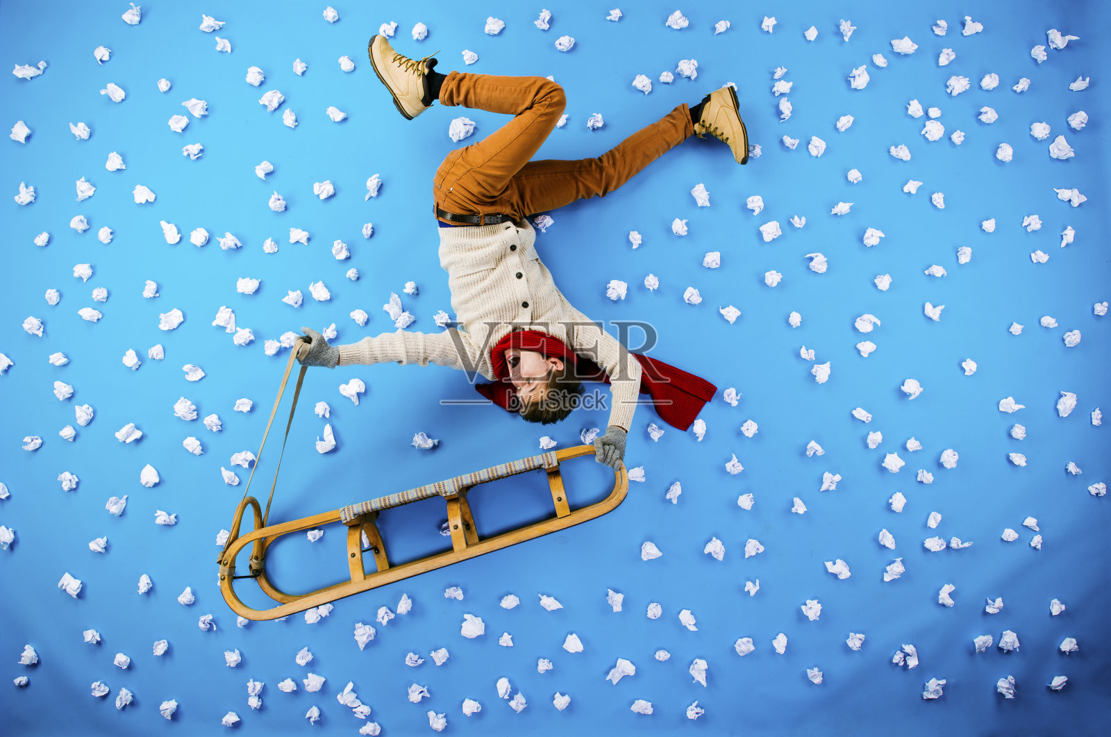 年轻人在雪橇上玩得很开心照片摄影图片