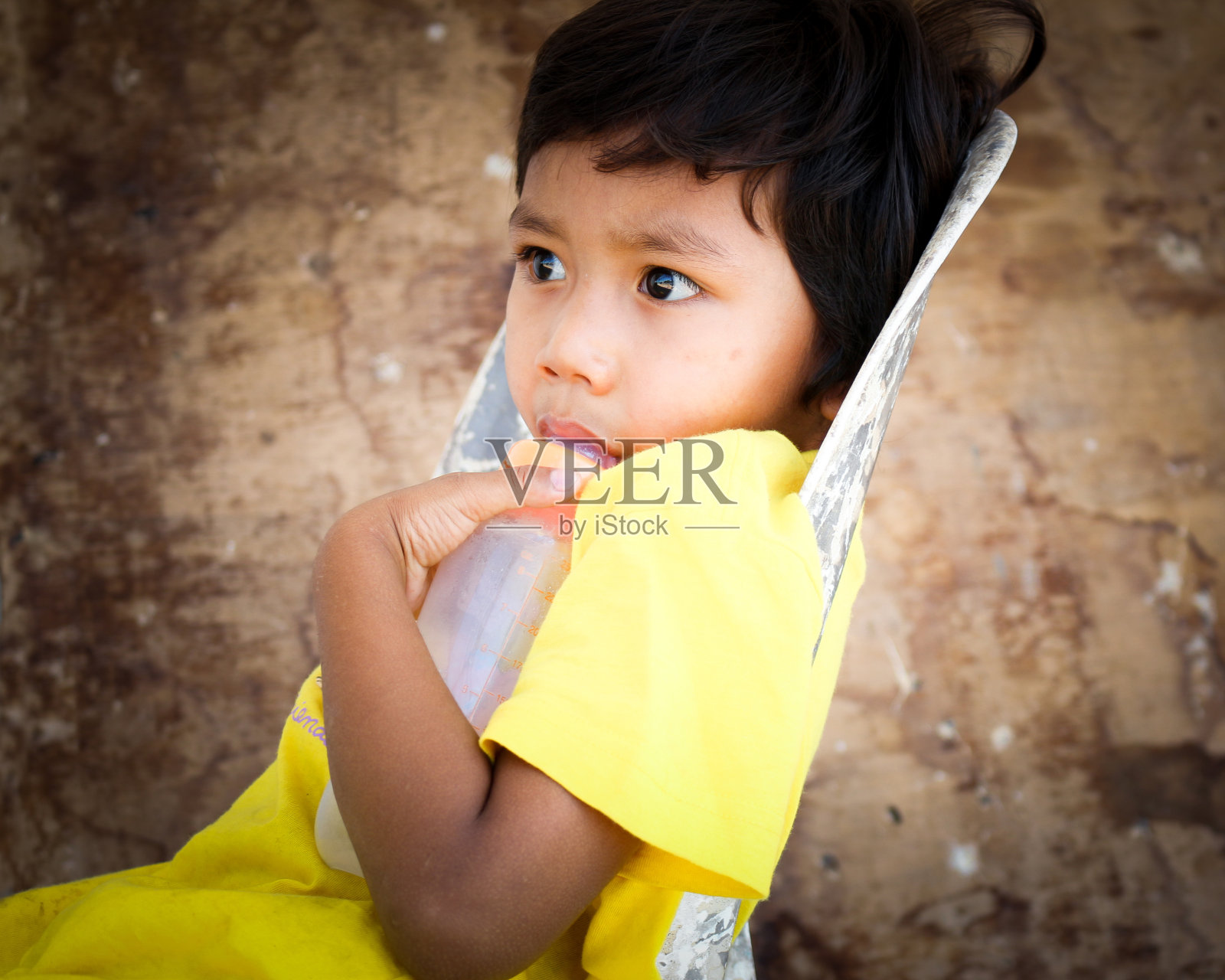 可怜的小男孩。照片摄影图片