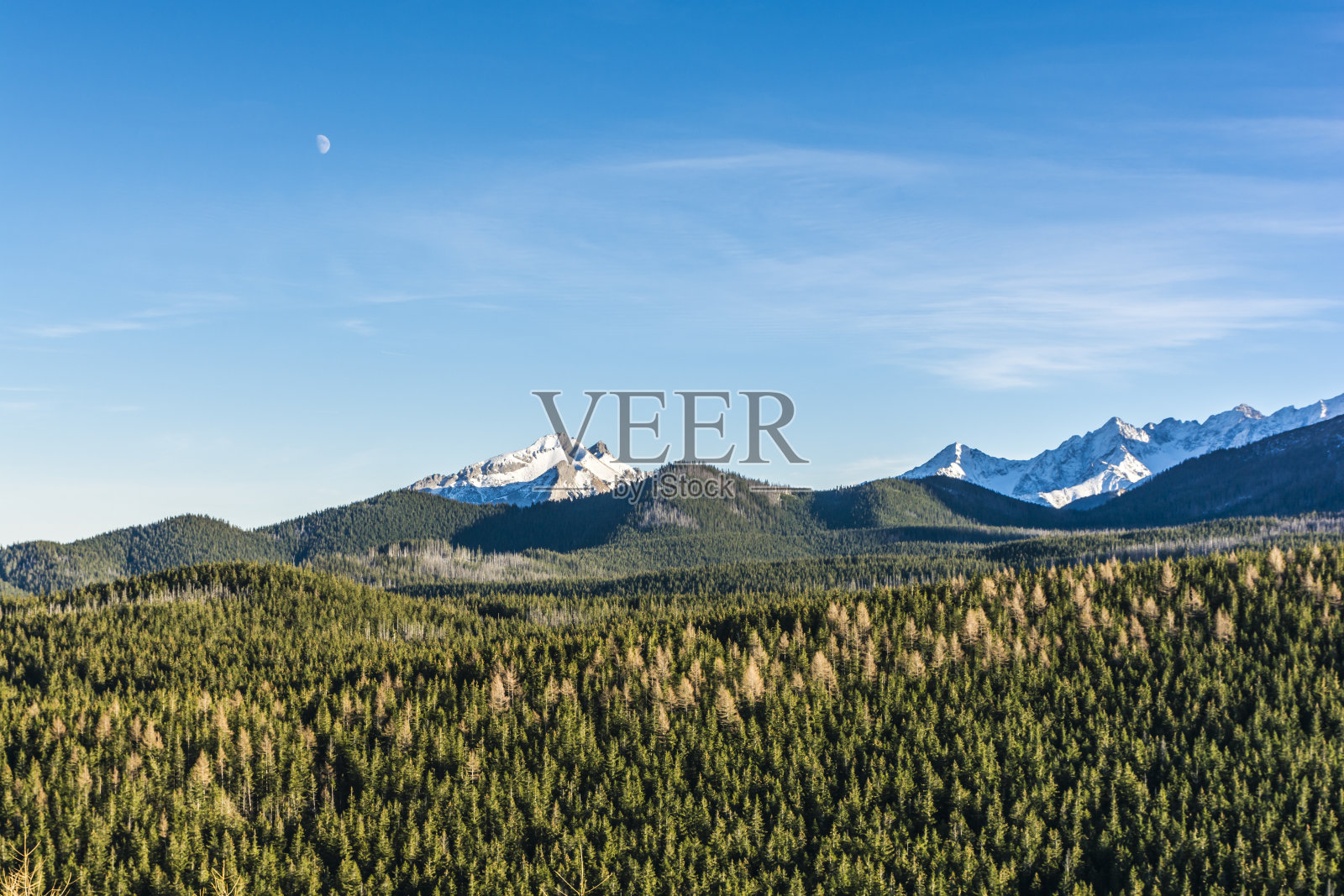 月亮在山脊上照片摄影图片