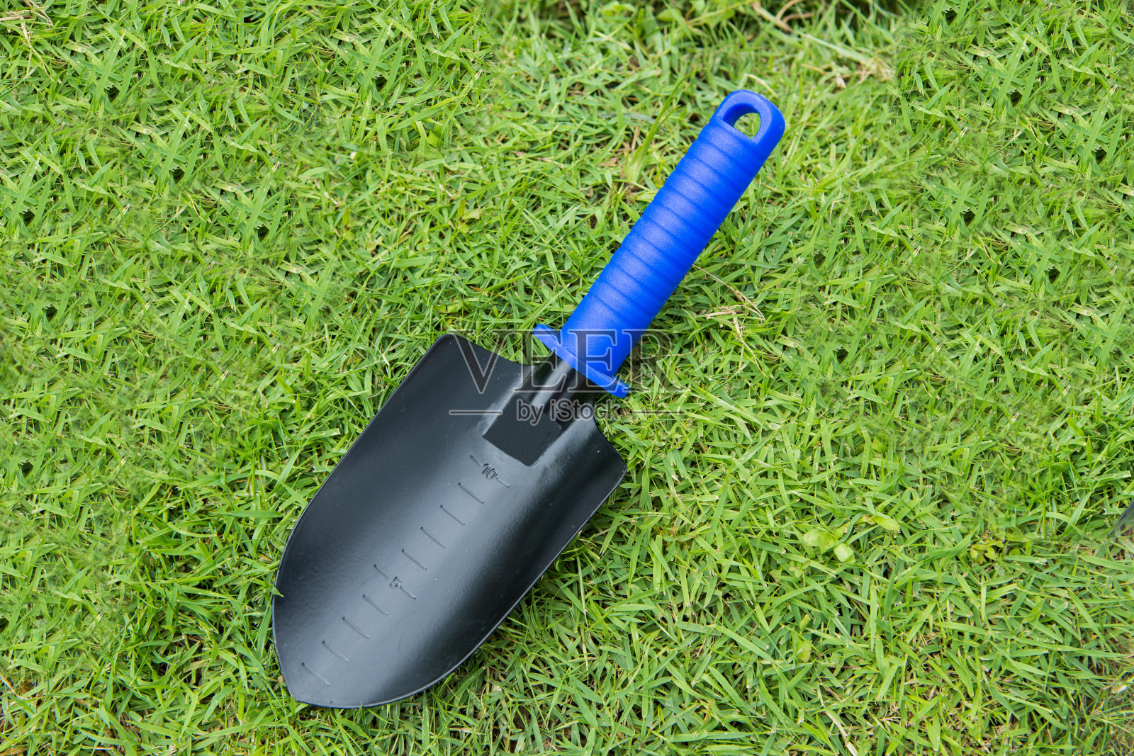 地面上的小铲孤立在白色的背景上照片摄影图片