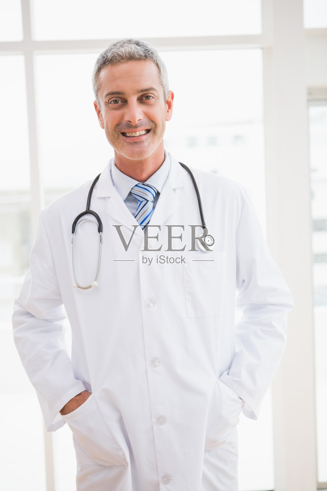 医生对着镜头微笑照片摄影图片