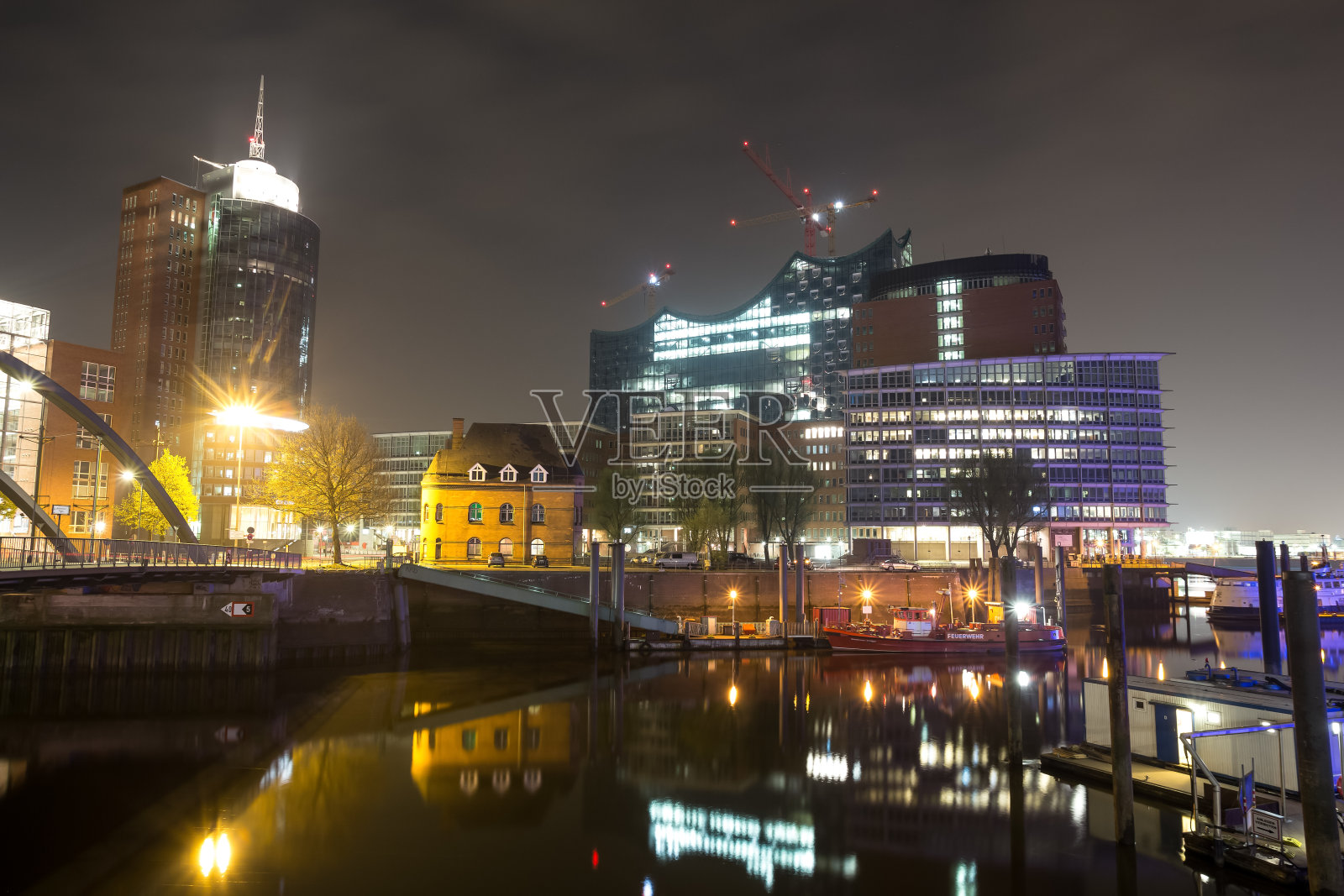 汉堡鲍姆沃尔港的夜景照片摄影图片