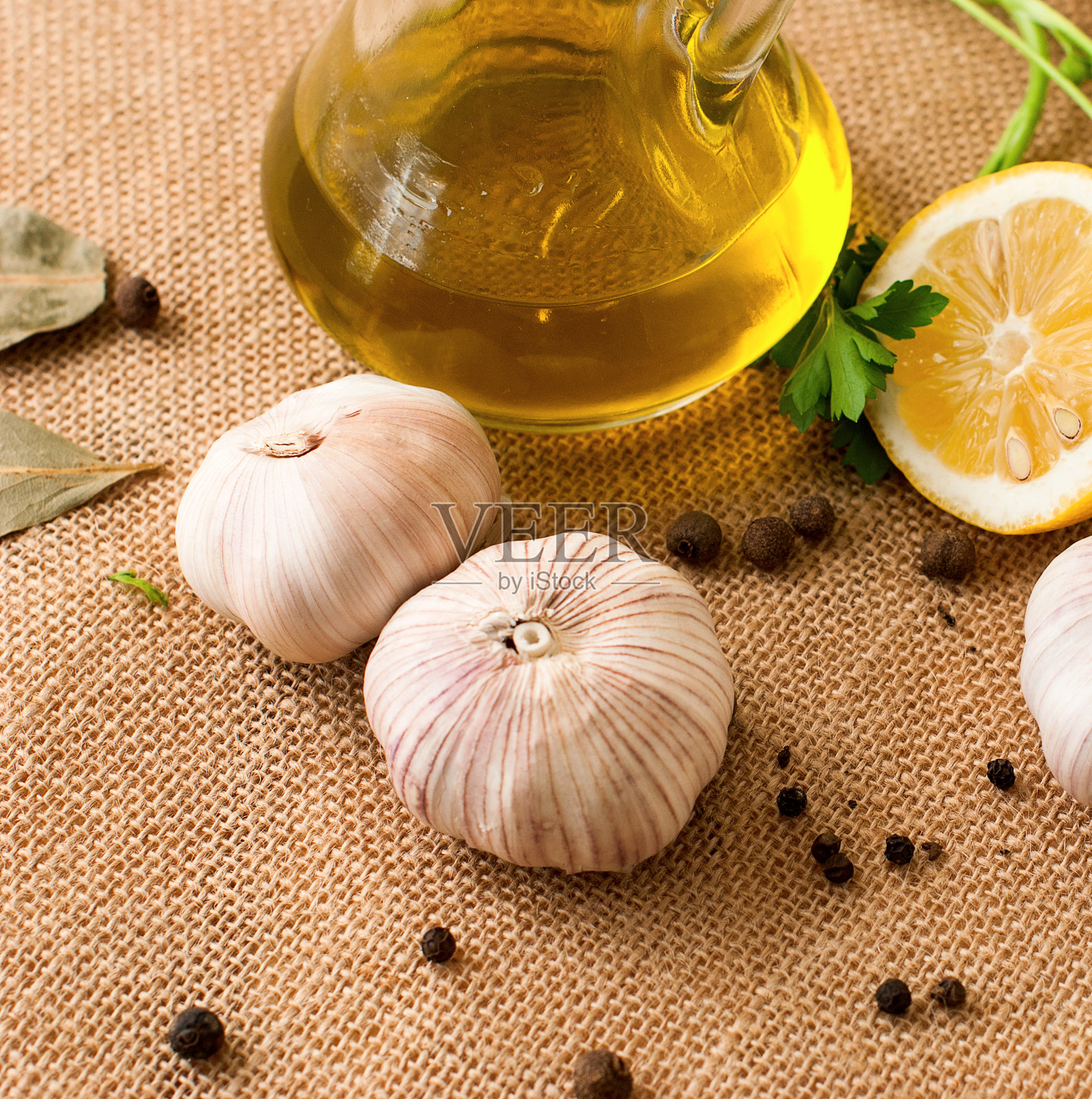 白底上放几片柠檬、蒜瓣和欧芹照片摄影图片