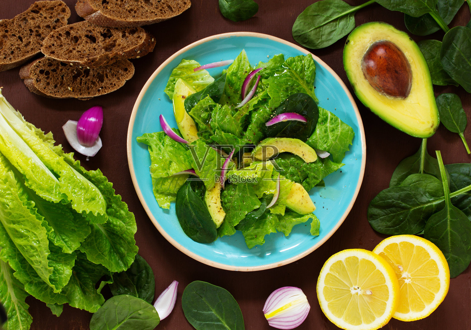 罗马诺，洋葱，开心果和鳄梨的饮食沙拉照片摄影图片