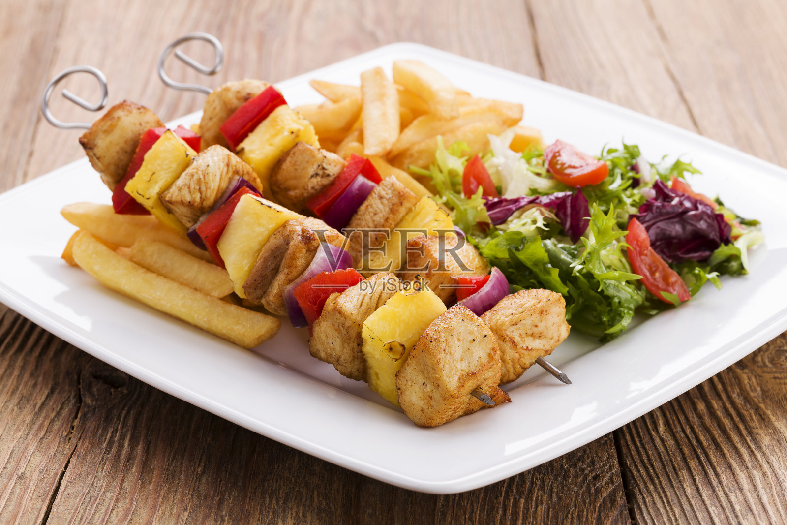 烤鸡串配菠萝，辣椒和洋葱照片摄影图片