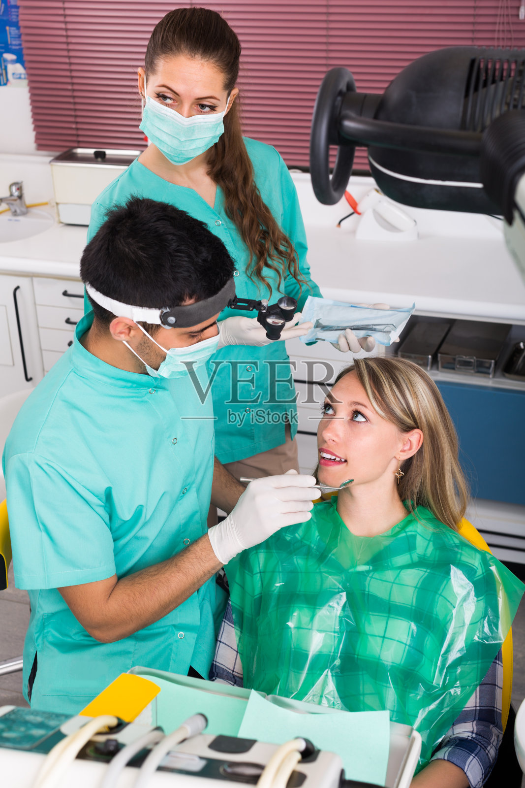 诊所的医生和阳性病人照片摄影图片