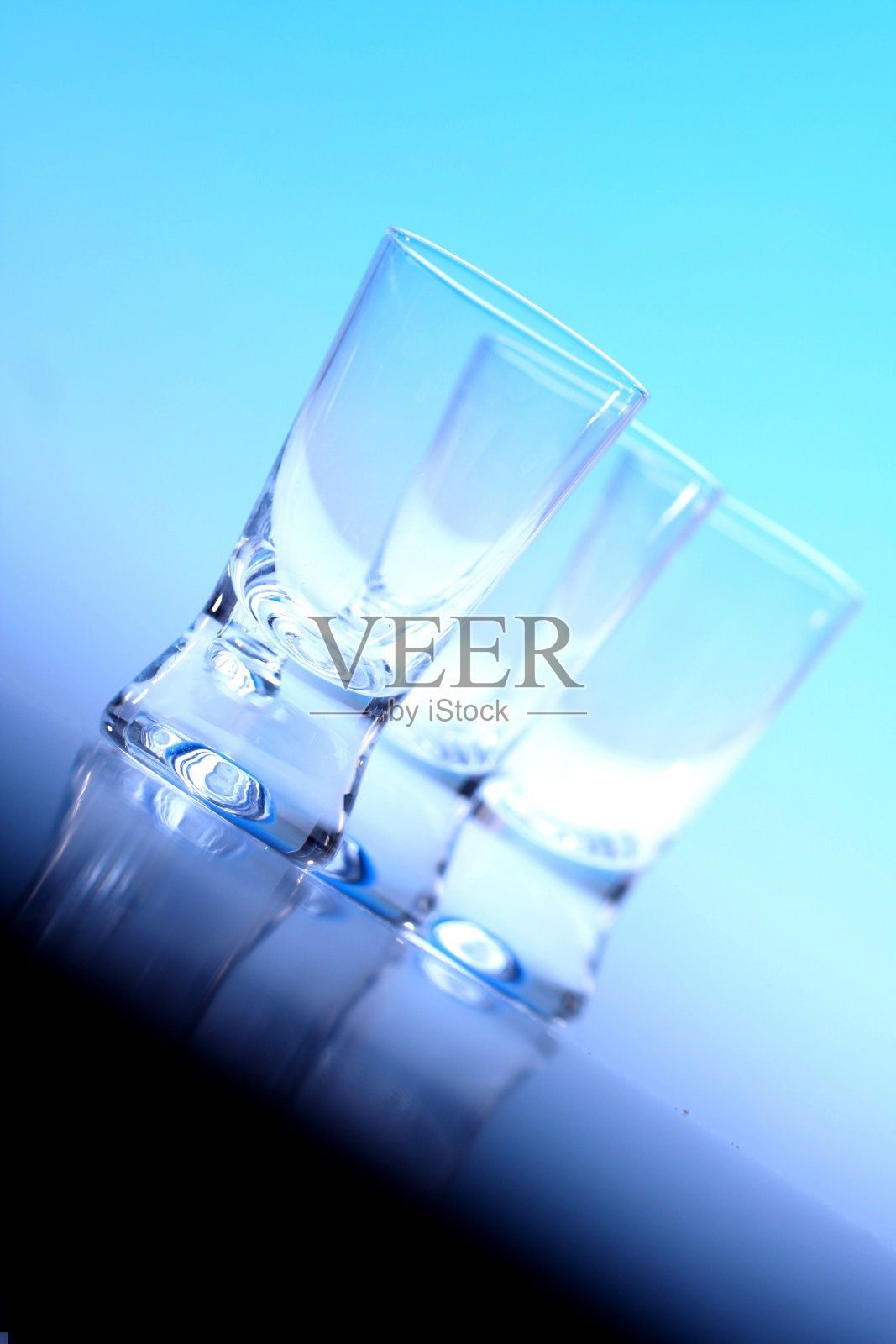 伏特加酒杯的工作室镜头照片摄影图片