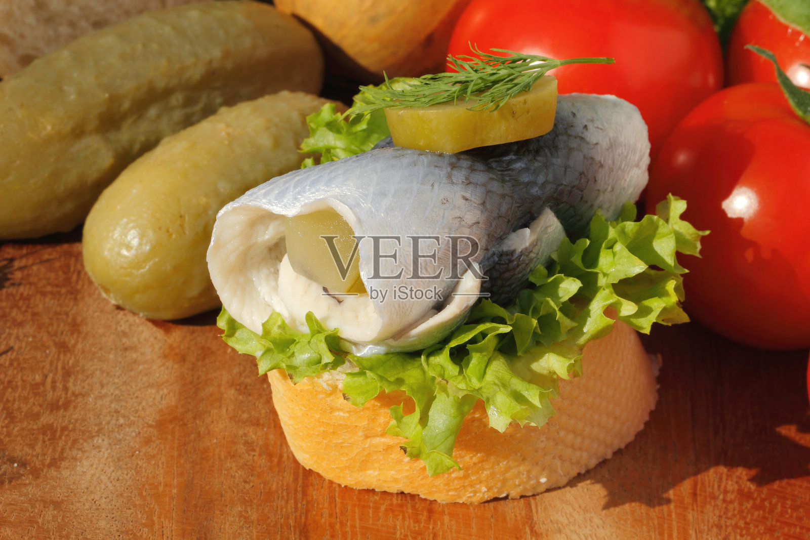 面包片配酸鲱鱼，腌鲱鱼照片摄影图片