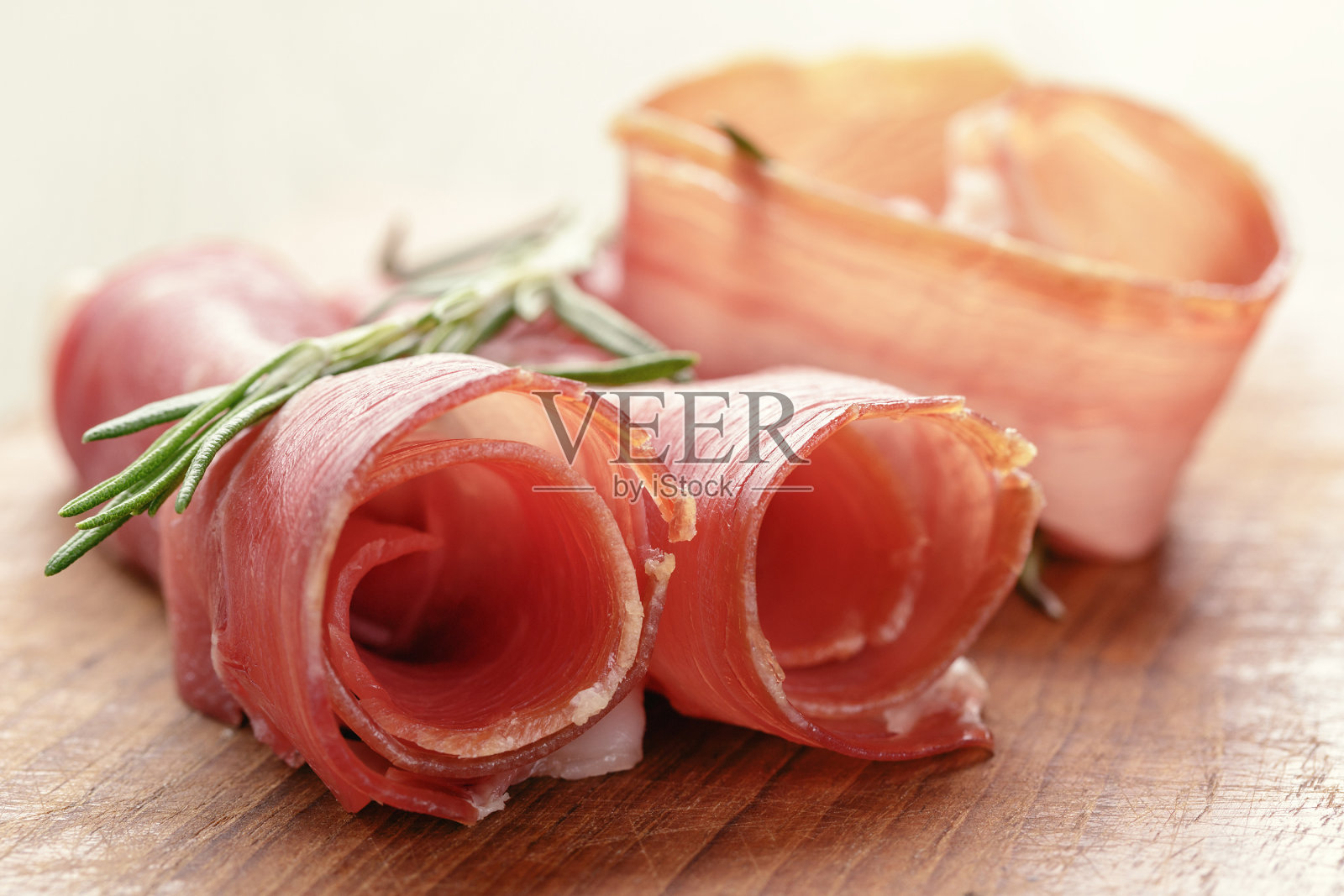 木桌上的干火腿片，西班牙菜照片摄影图片