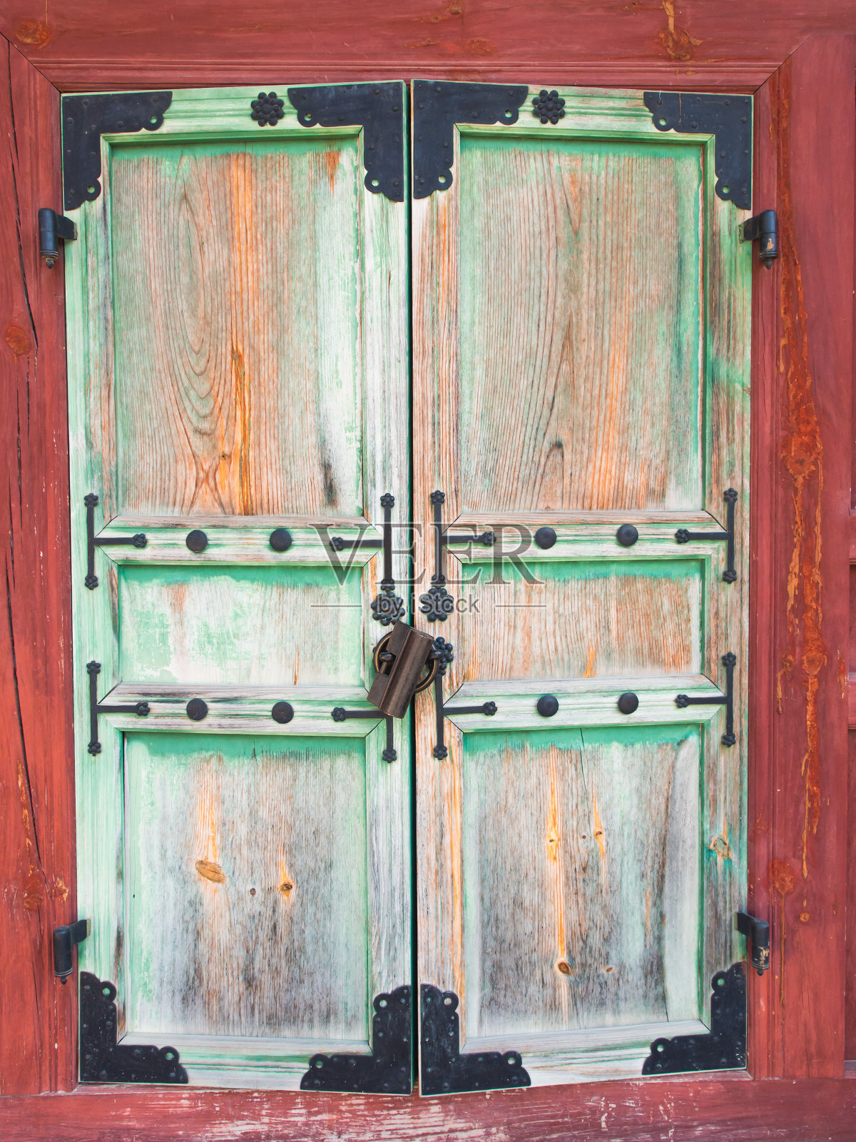 木窗上的锁生锈了照片摄影图片