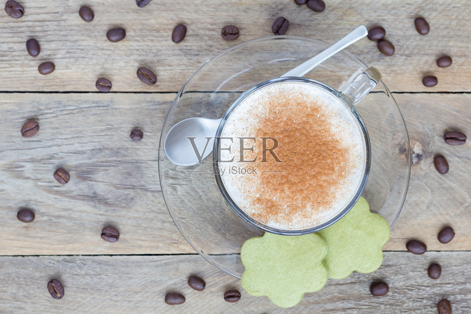 玻璃杯拿铁咖啡配抹茶饼干，俯视图照片摄影图片