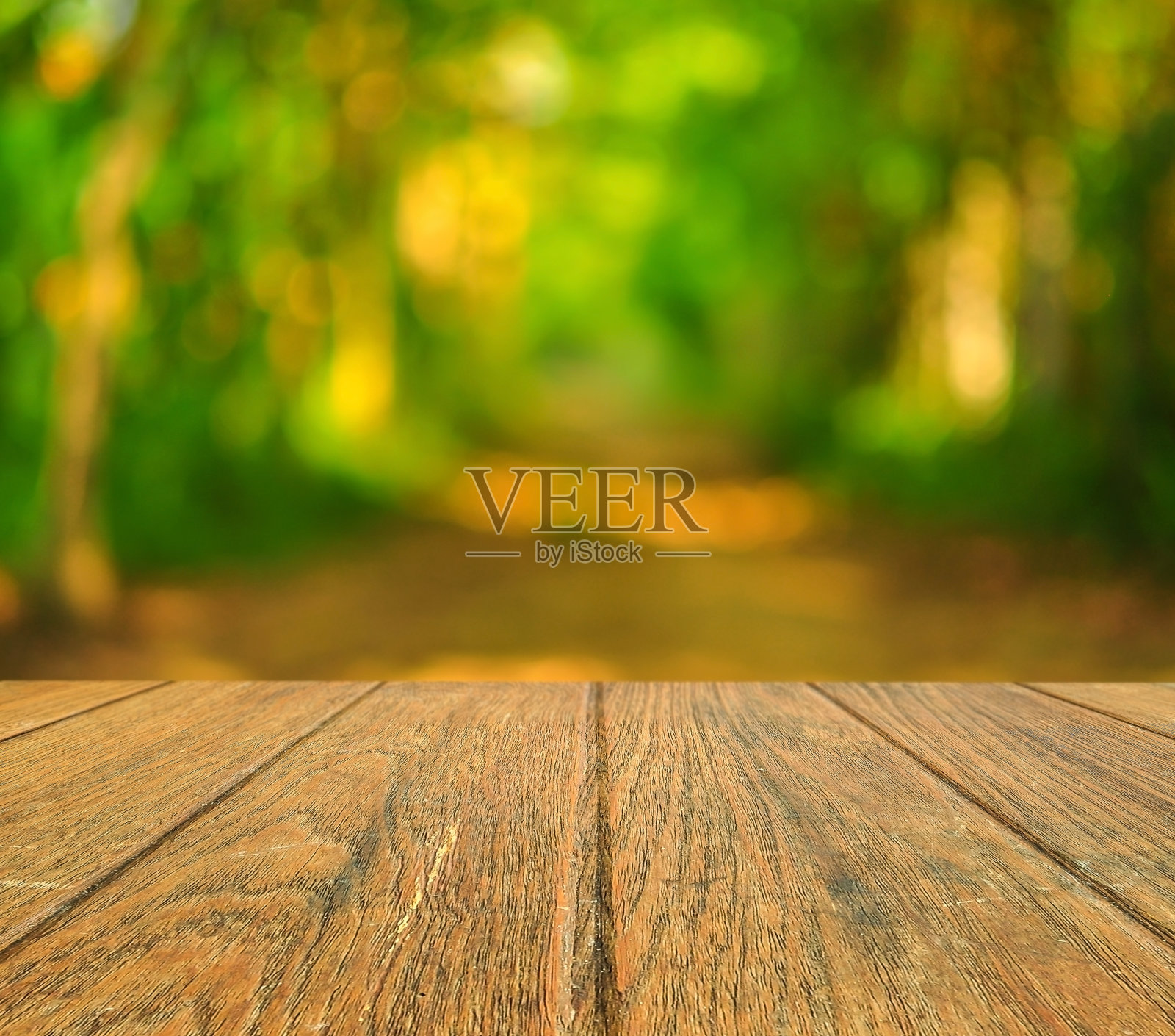 木木地板甲板在散景植物的背景照片摄影图片