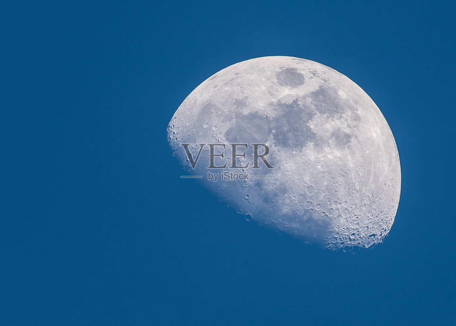 在深蓝色的天空中娥眉月照片摄影图片