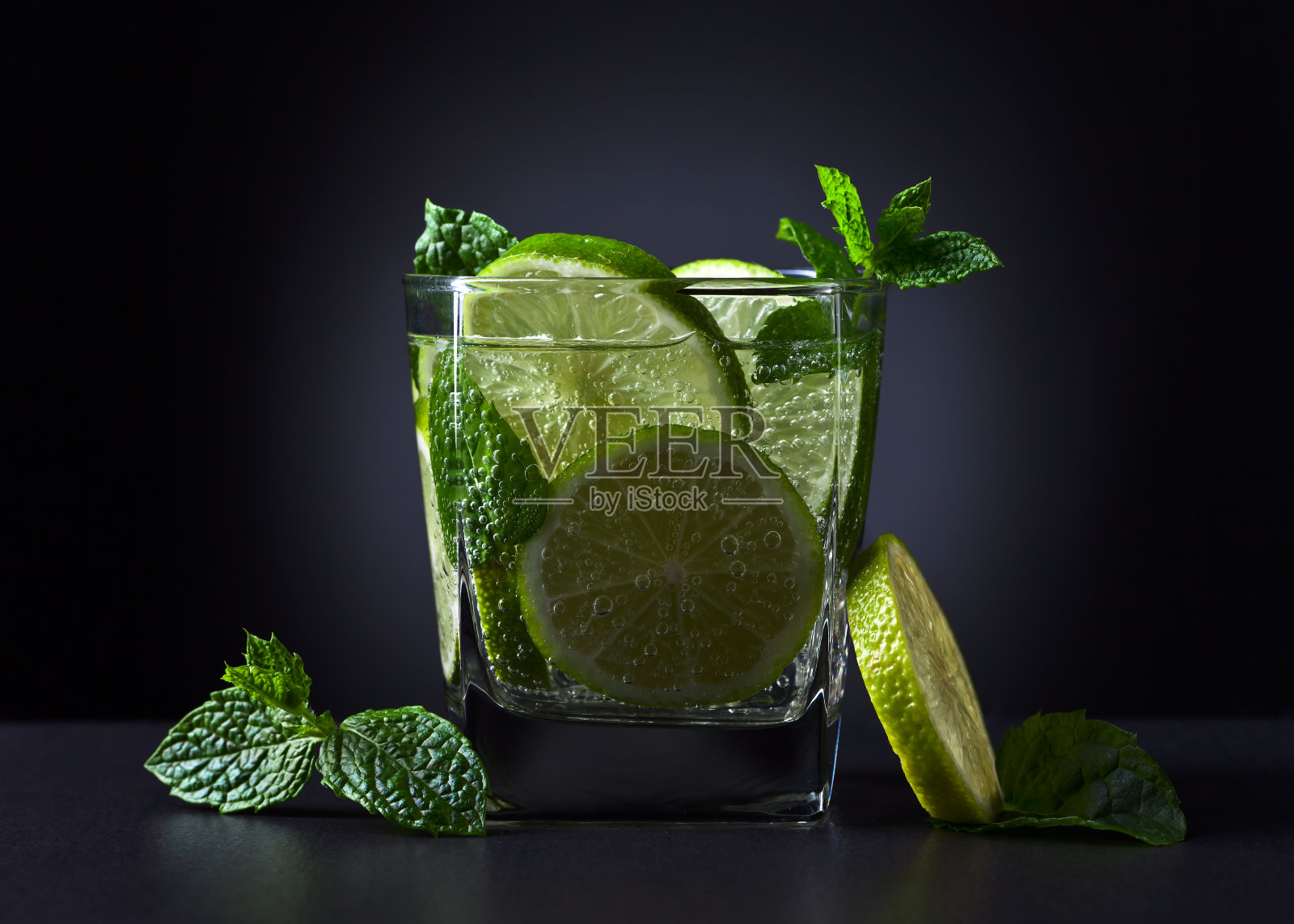 酸橙和薄荷叶的鸡尾酒照片摄影图片