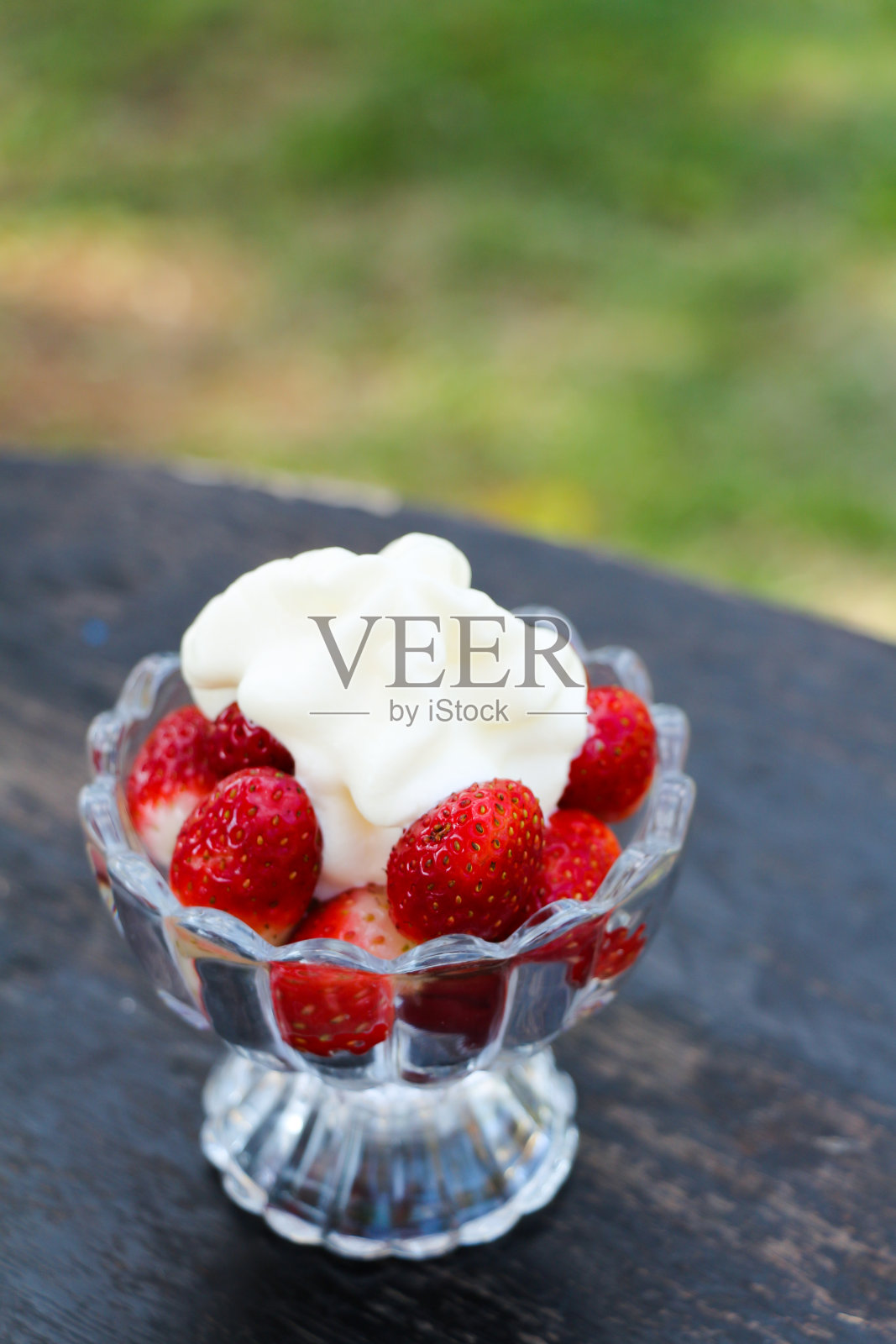 草莓配鲜奶油照片摄影图片