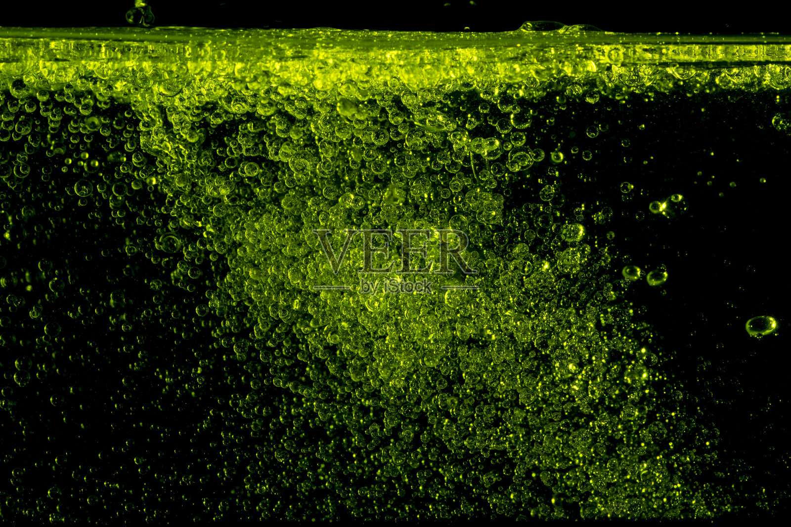 Cajeput油在水中照片摄影图片