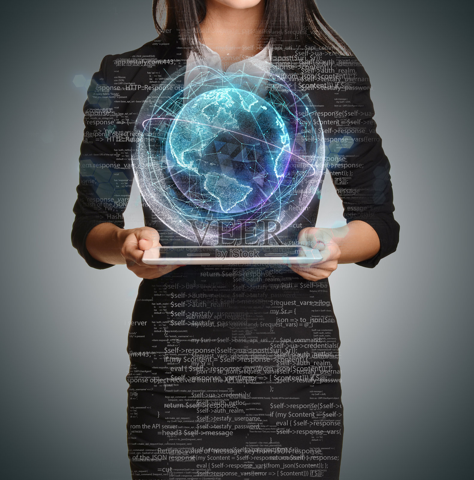 年轻女孩手中拿着平板电脑的虚拟数字地球照片摄影图片