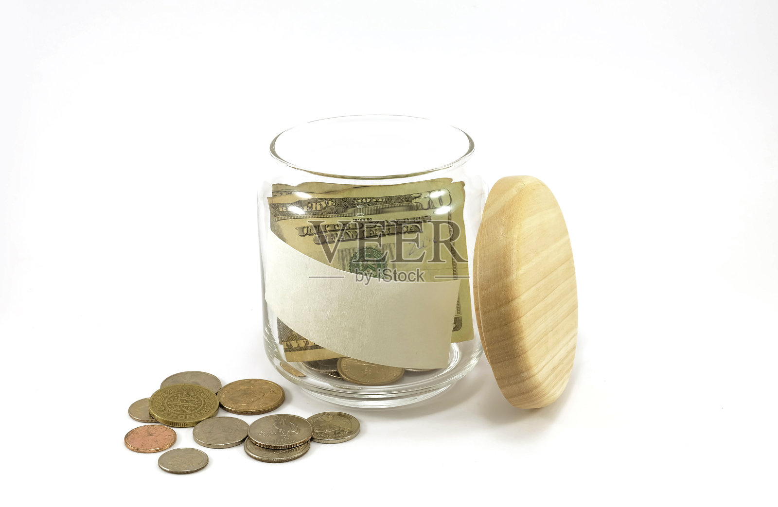 钞票和硬币放在玻璃罐中，有复印空间照片摄影图片