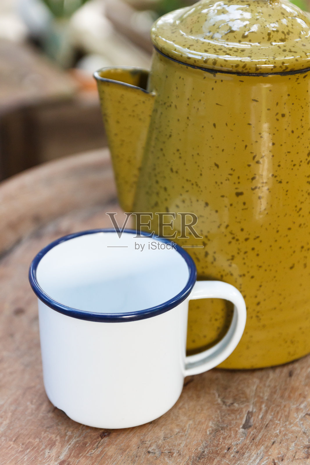 白色的杯子，黄色的旧罐子和午餐照片摄影图片