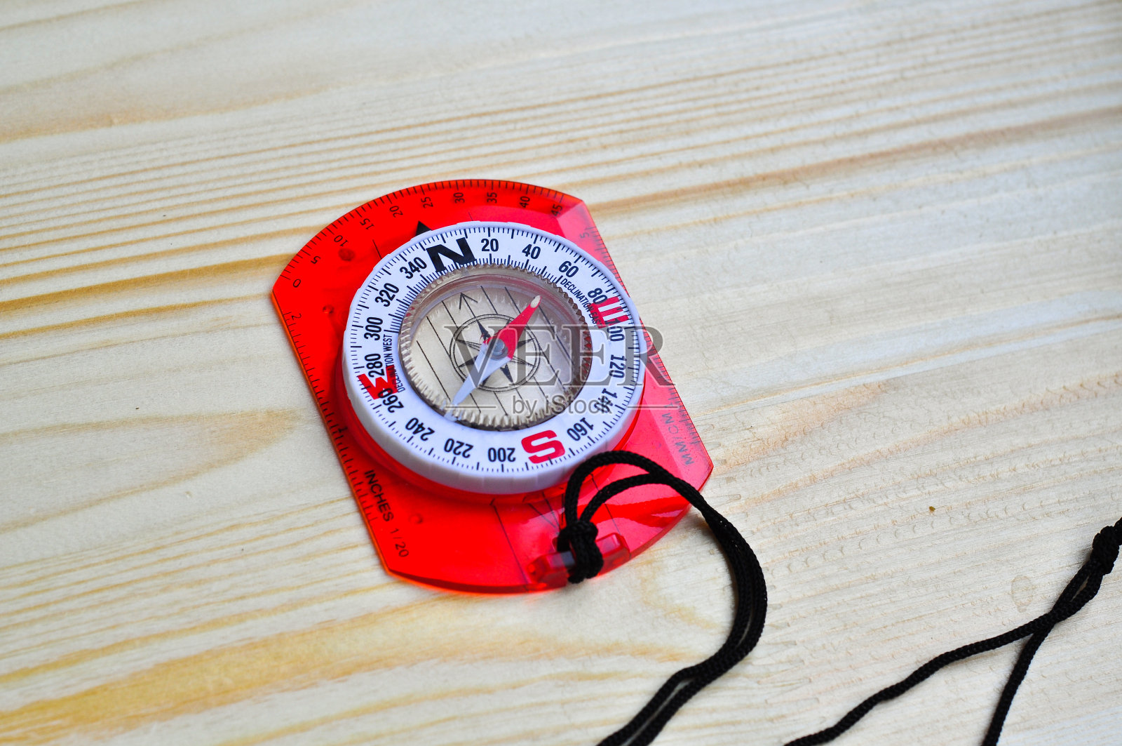 指南针在黑板上。照片摄影图片