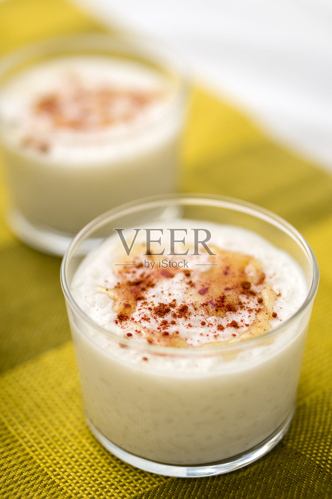 米布丁配枫糖浆和肉桂照片摄影图片