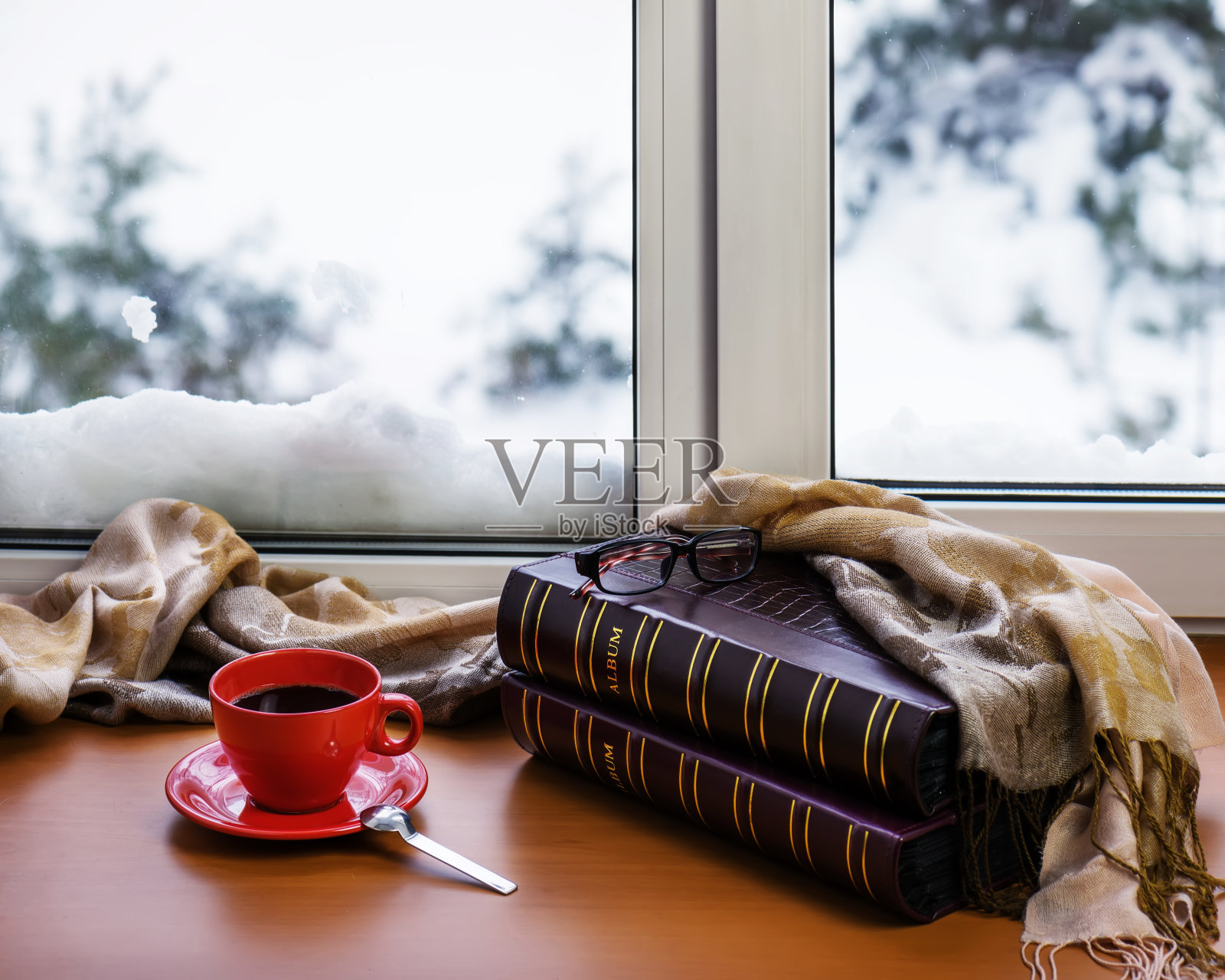 用金属勺舀的红杯咖啡或茶照片摄影图片