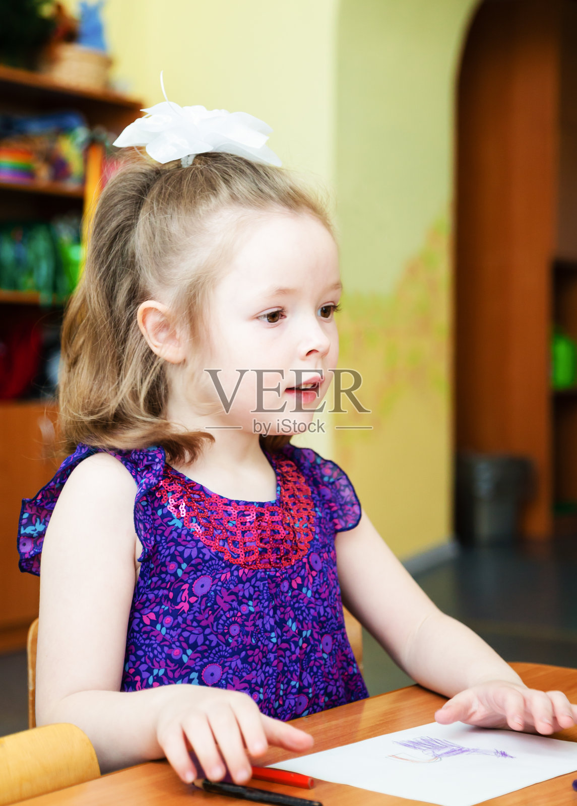 那个女孩坐在桌旁画画照片摄影图片