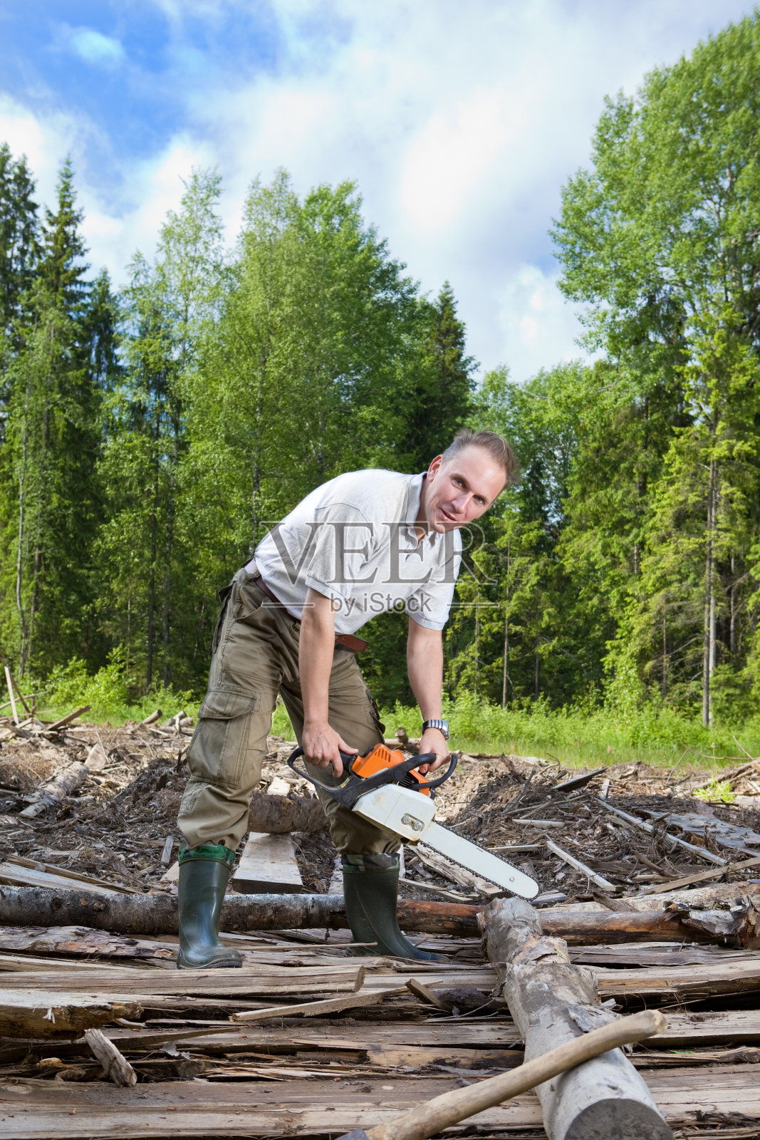 伐木工在锯树链锯照片摄影图片