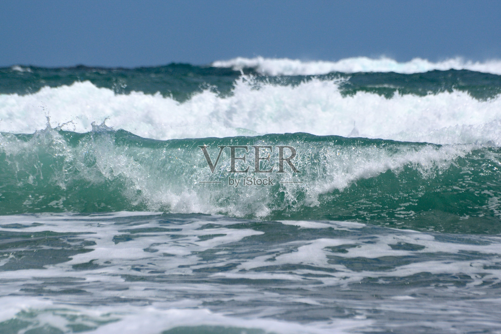 新西兰皮哈海滩粉碎海浪照片摄影图片