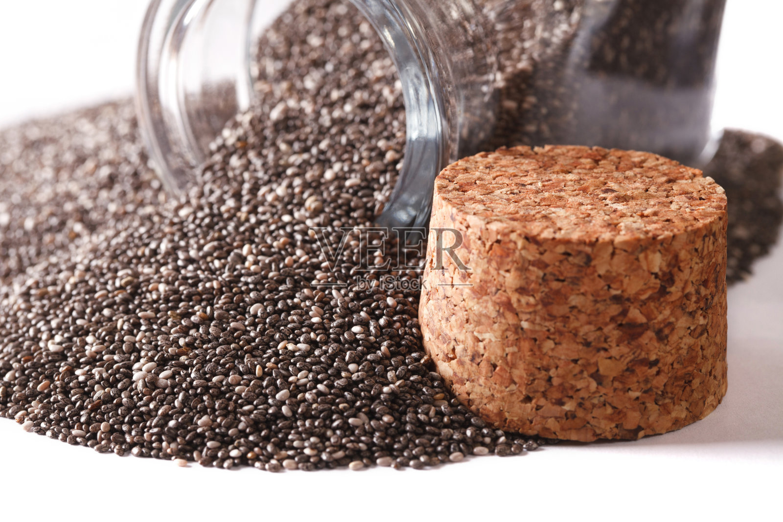 奇亚种子溢出瓶宏孤立在白色照片摄影图片