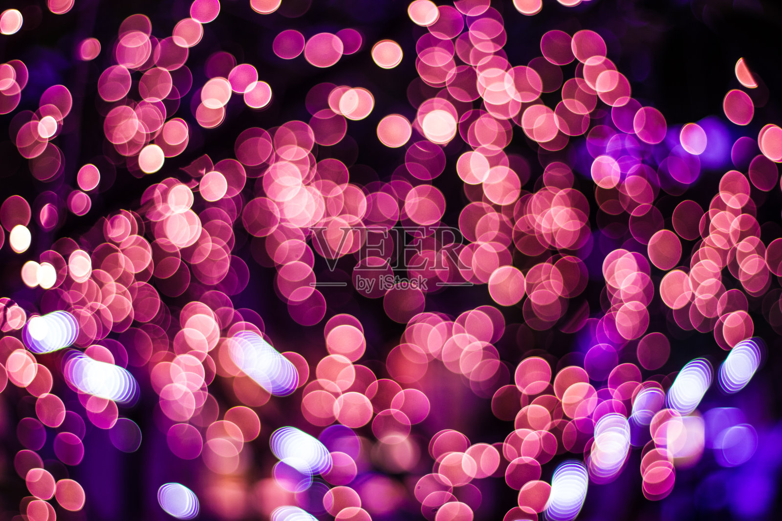 散焦的灯光圣诞树照片摄影图片