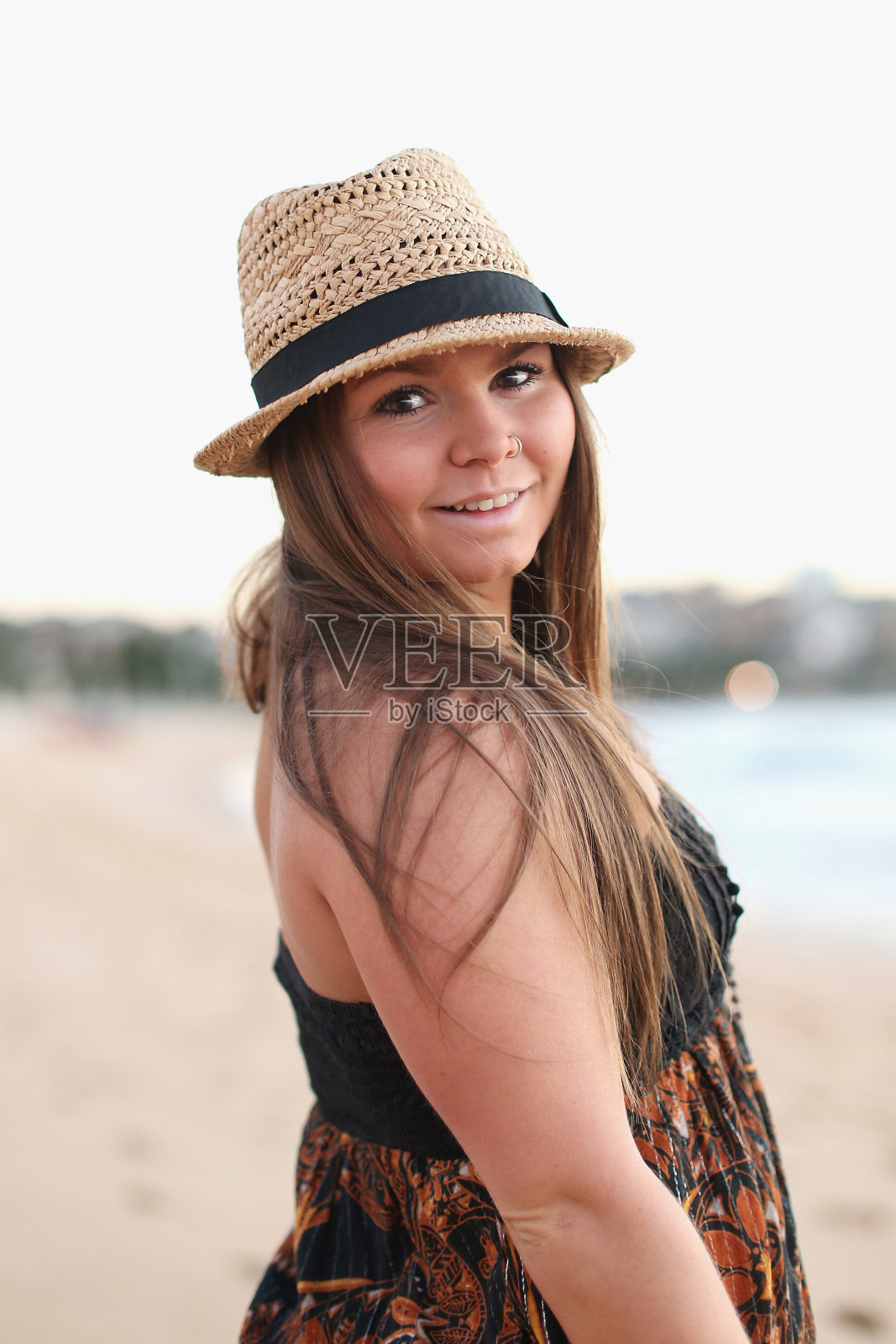 年轻女子在海滩上微笑照片摄影图片