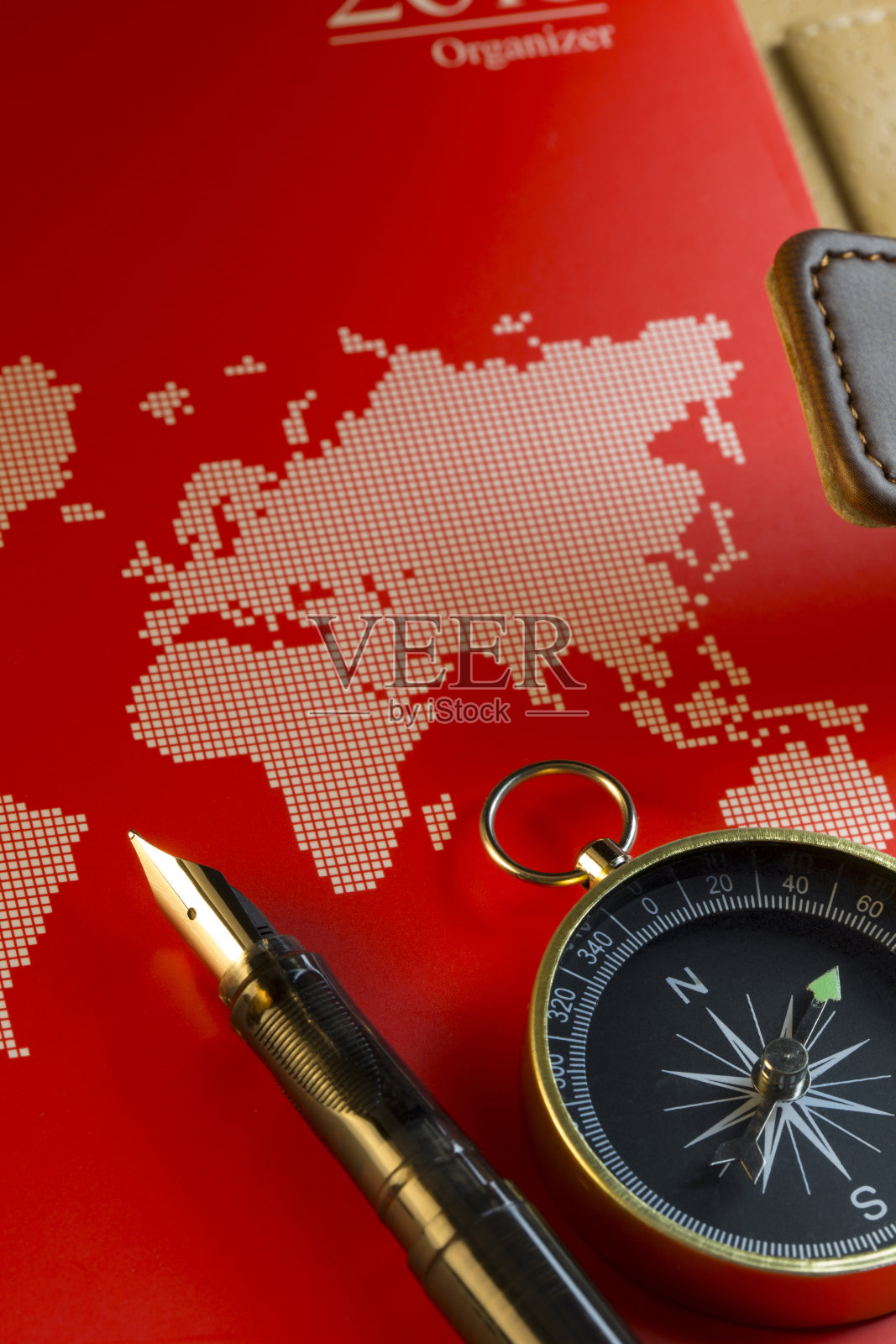 地图上的古董指南针和钢笔照片摄影图片