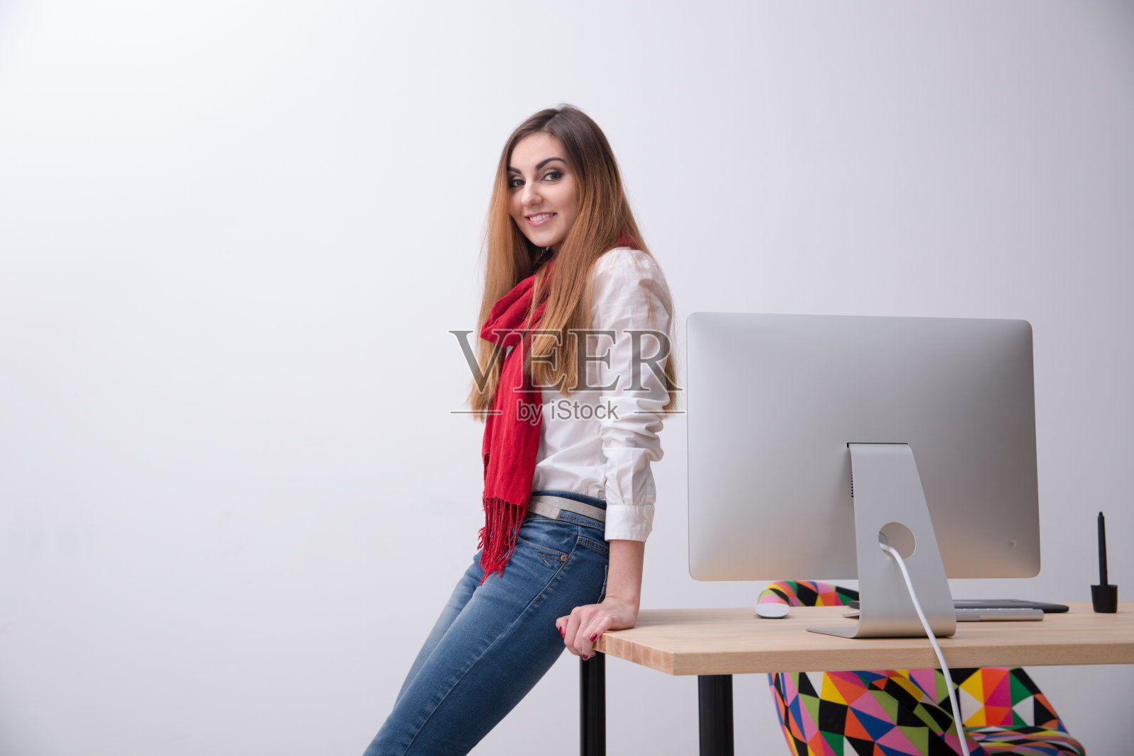 微笑的女人靠在桌子上照片摄影图片