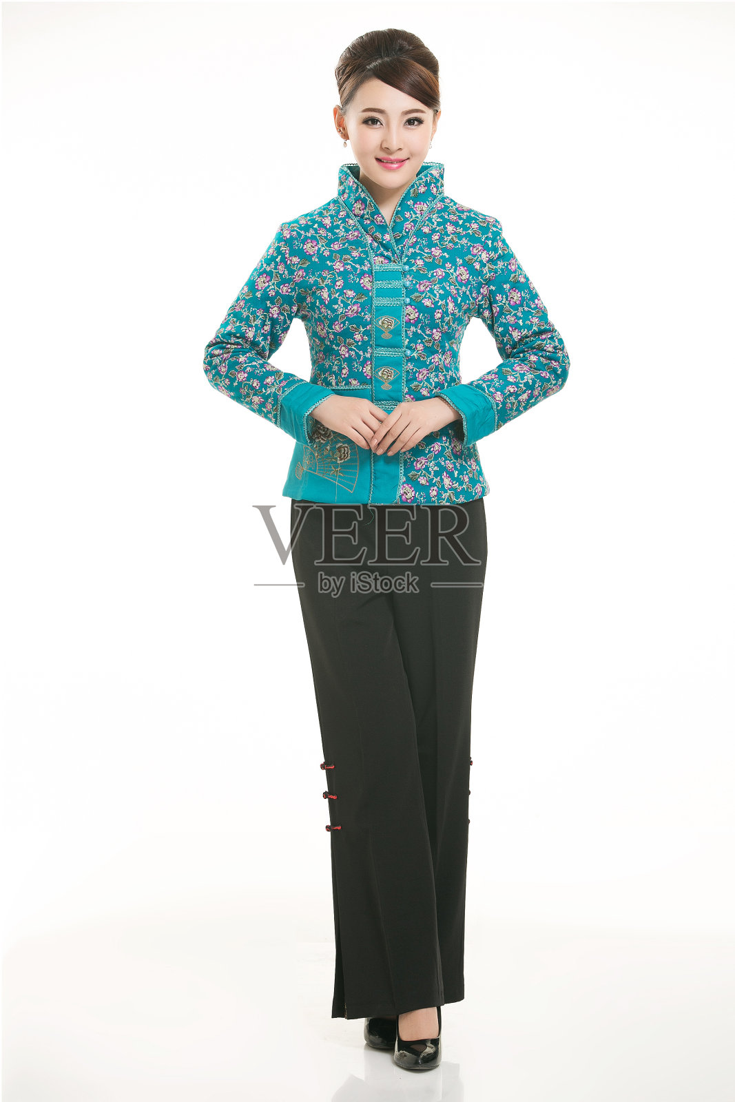 穿着中式服装的服务员面前是白色的背景照片摄影图片