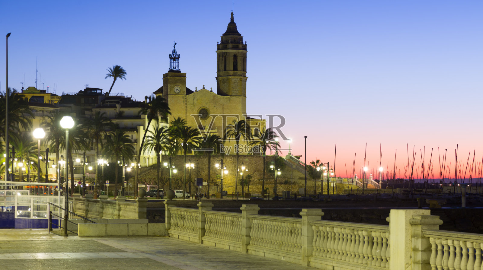 锡切斯教堂的黎明景象照片摄影图片