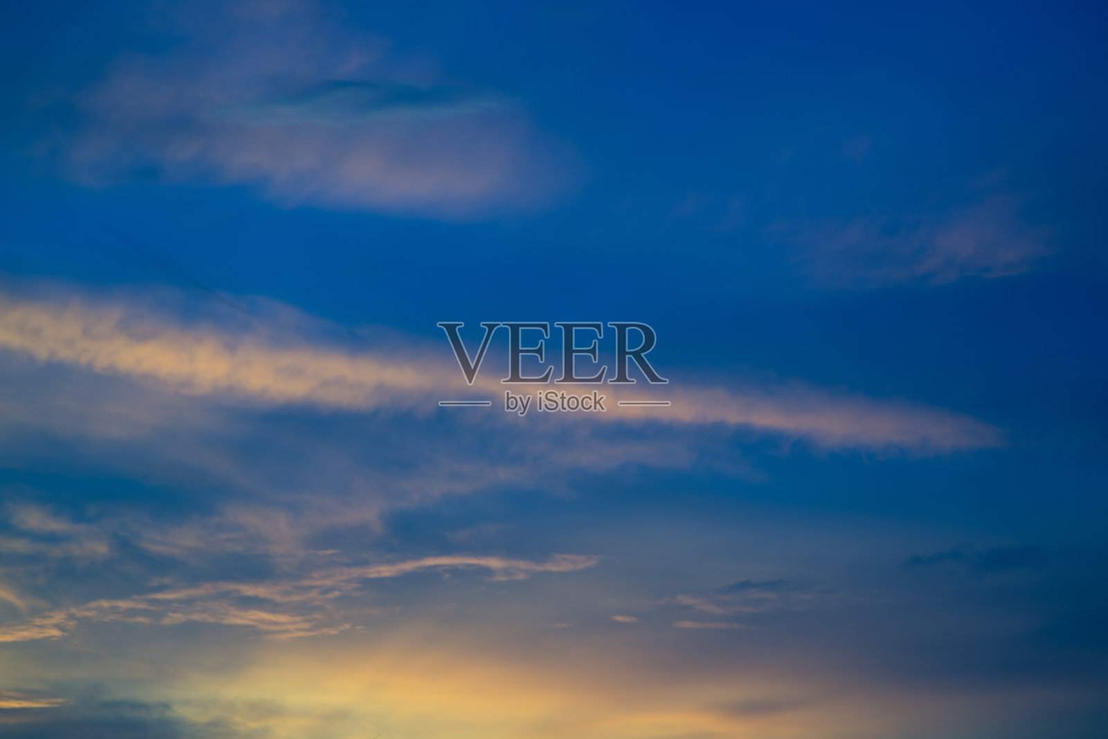 蓝天上的云朵照片摄影图片