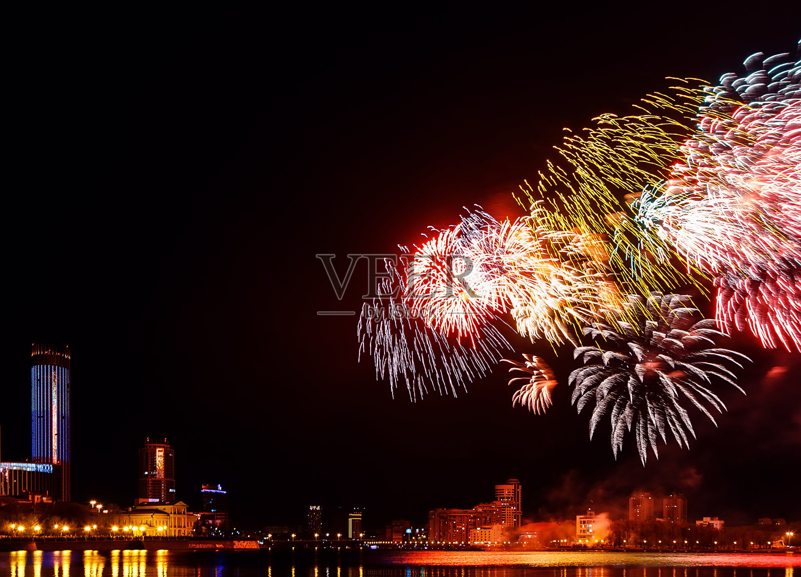 在叶卡捷琳堡城市池塘和市中心的夜晚敬礼照片摄影图片
